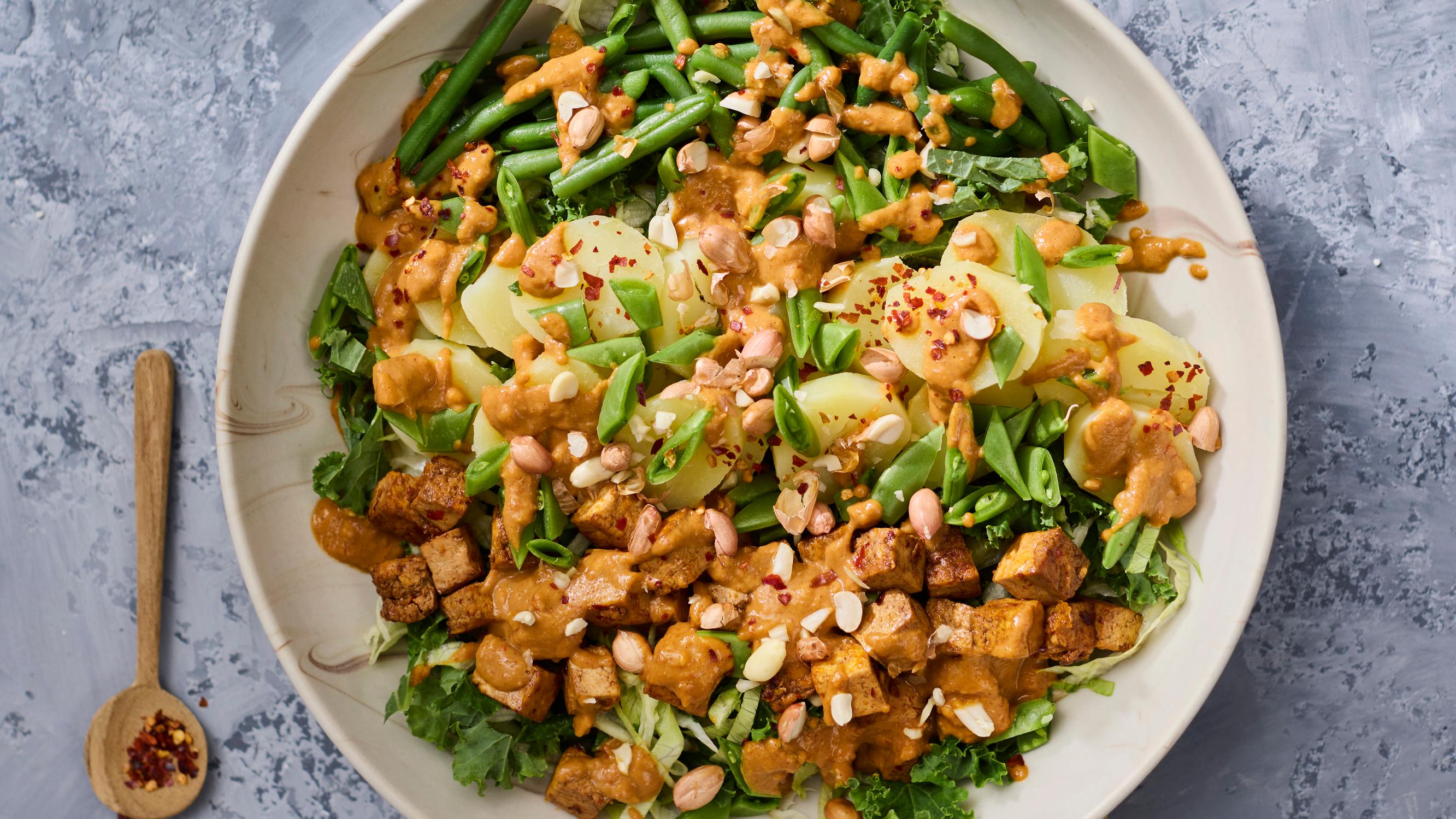 Gado gado – kokkaa indonesialainen perunasalaatti huikealla maapähkinäkastikkeella