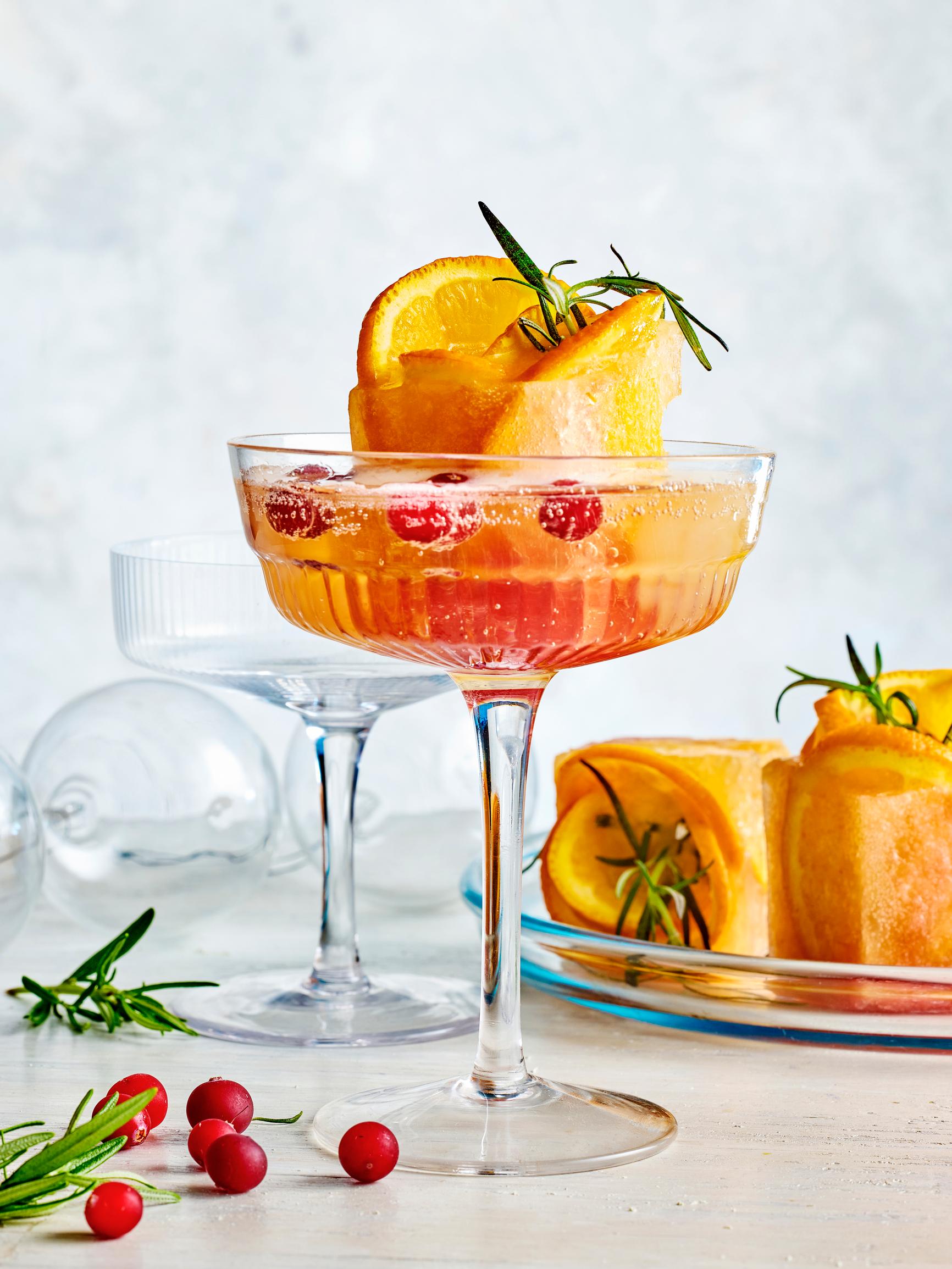 Joulubellini – appelsiinisiivuilla koristeltu jääpala kruunaa juhlavan juoman