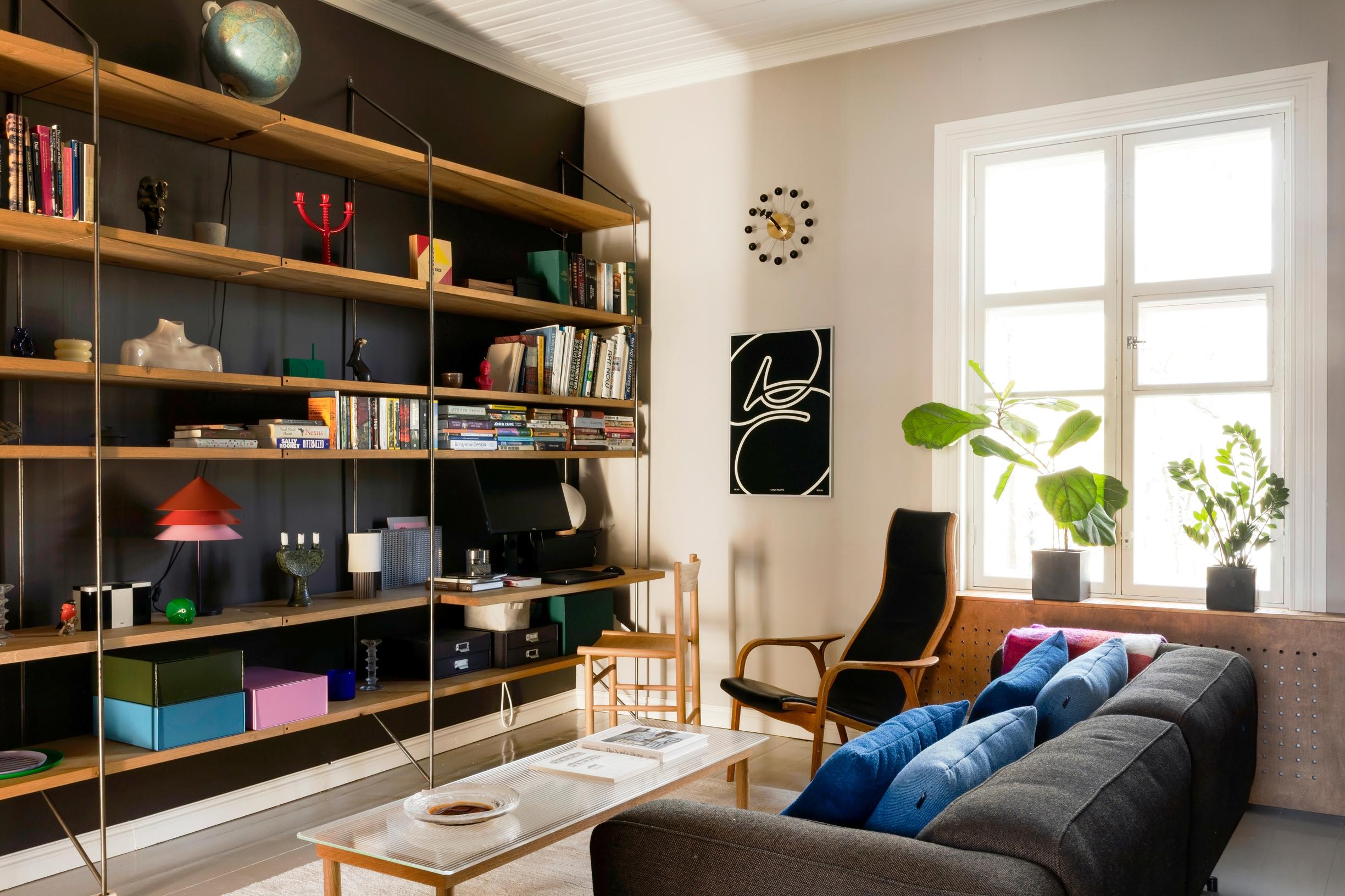 Aleksi Hautamäki ja Milla Selkimäki ja vuonna 1887 rakennettu neliö Ruoholahden villoilla Helsingissä