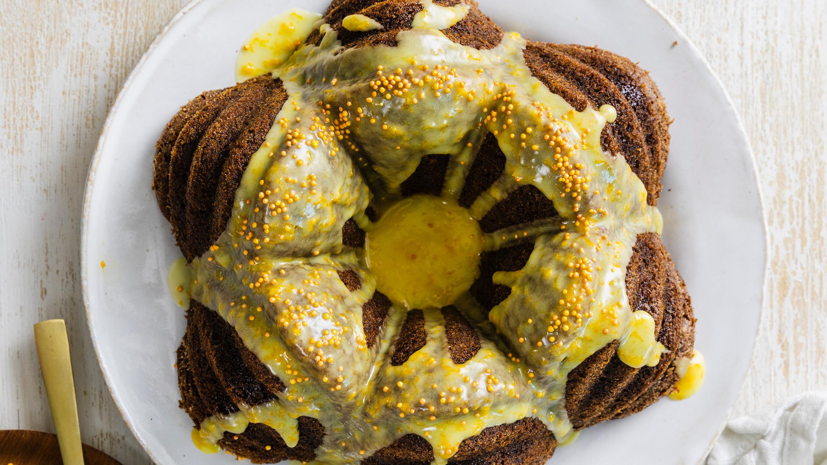 Appelsiini-luumukakku säilyy pitkään ja maistuu päivä päivältä paremmalta