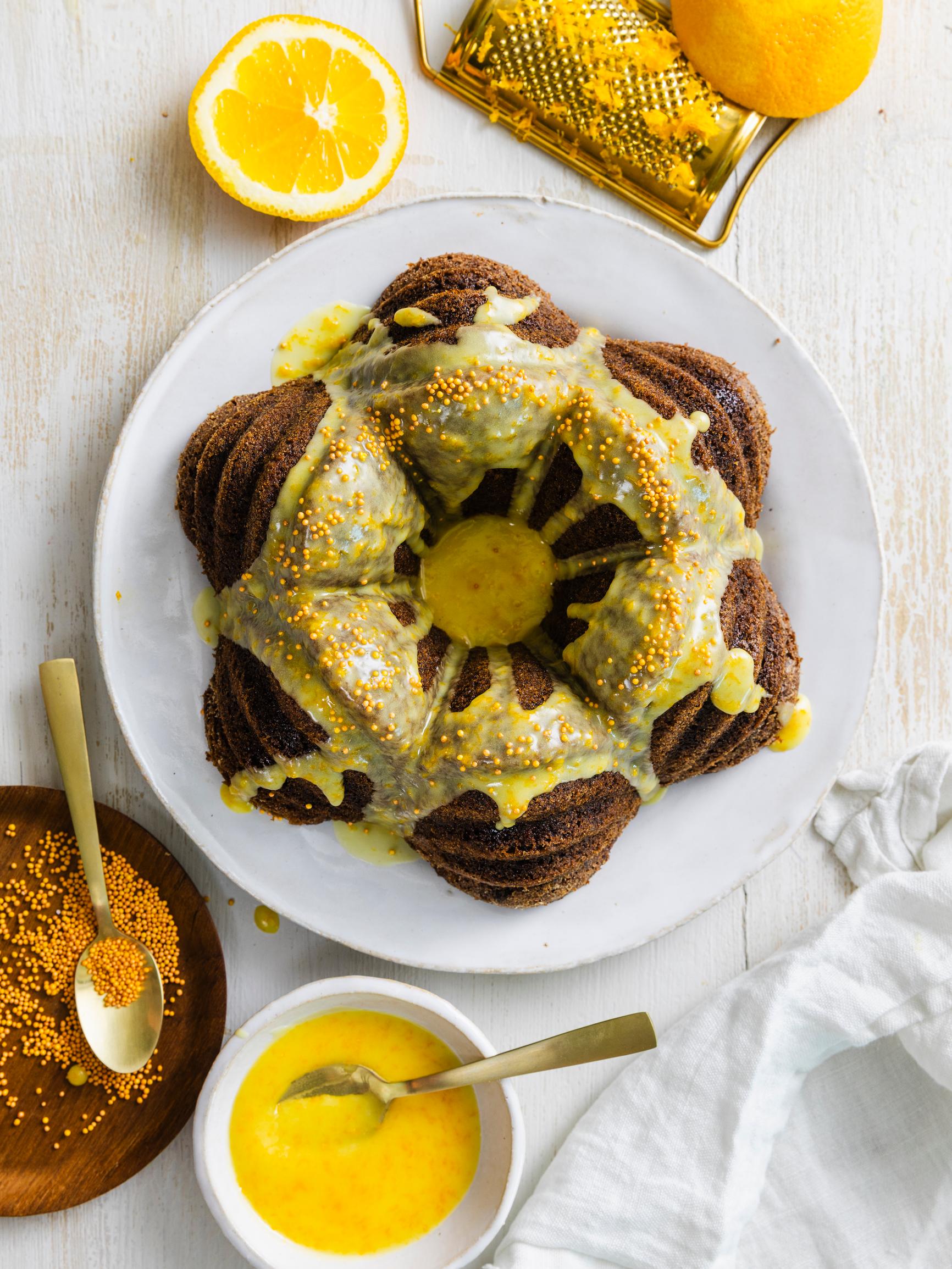 Appelsiini-luumukakku säilyy pitkään ja maistuu päivä päivältä paremmalta