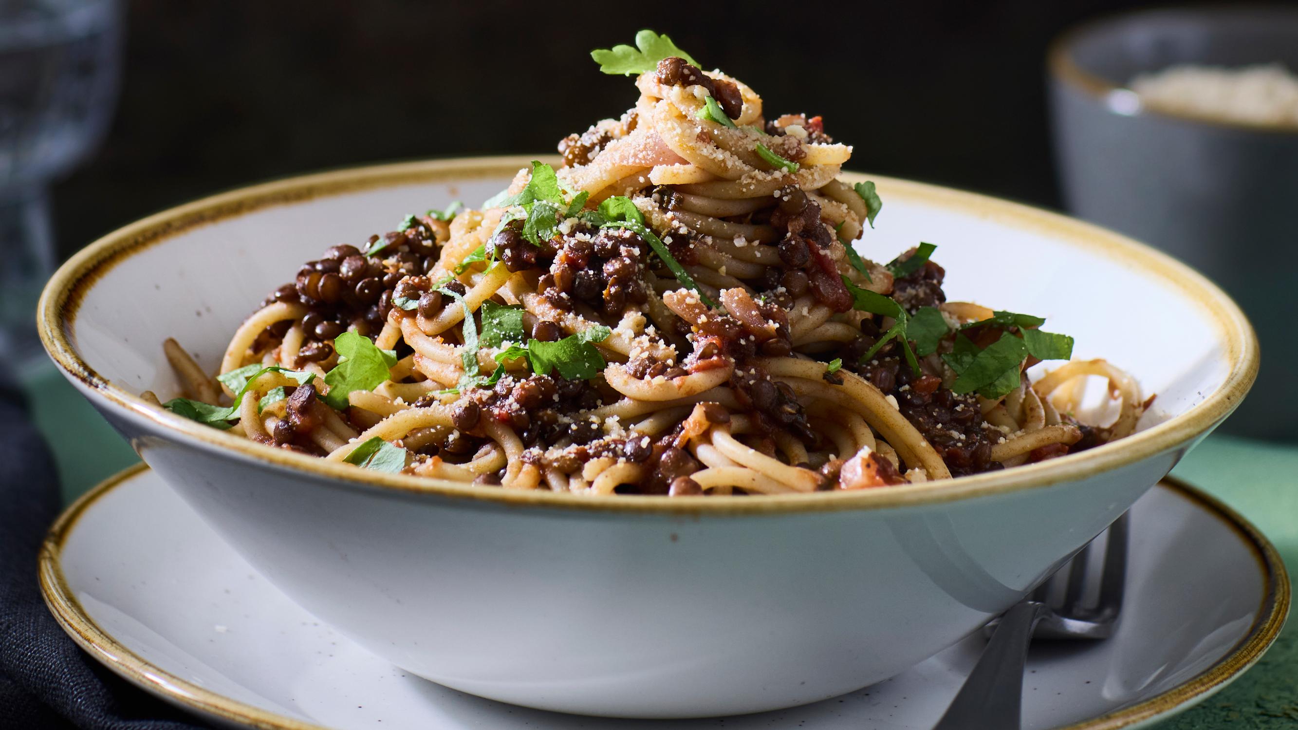 Helppo linssibolognese on supermaukas arkiruoka – ja kenties uusi suosikkisi!