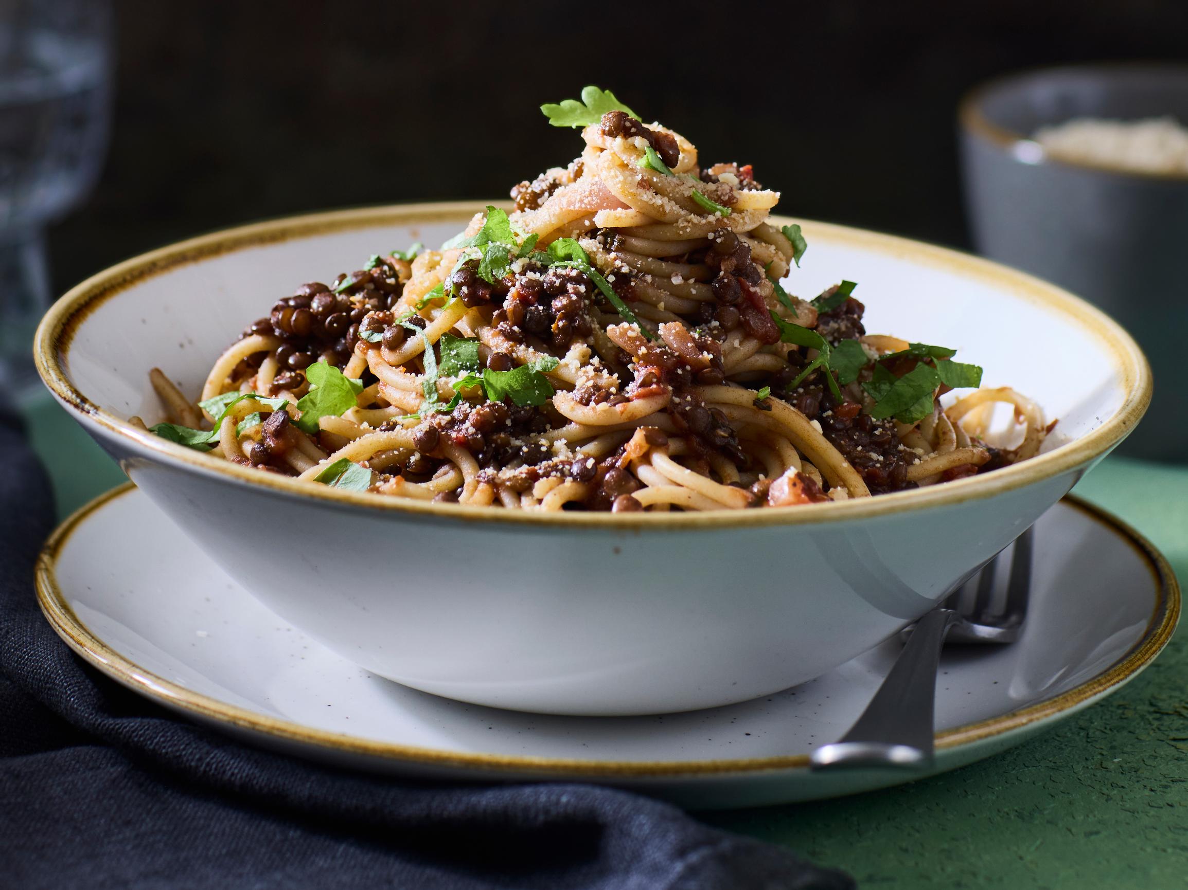 Helppo linssibolognese on supermaukas arkiruoka – ja kenties uusi suosikkisi!