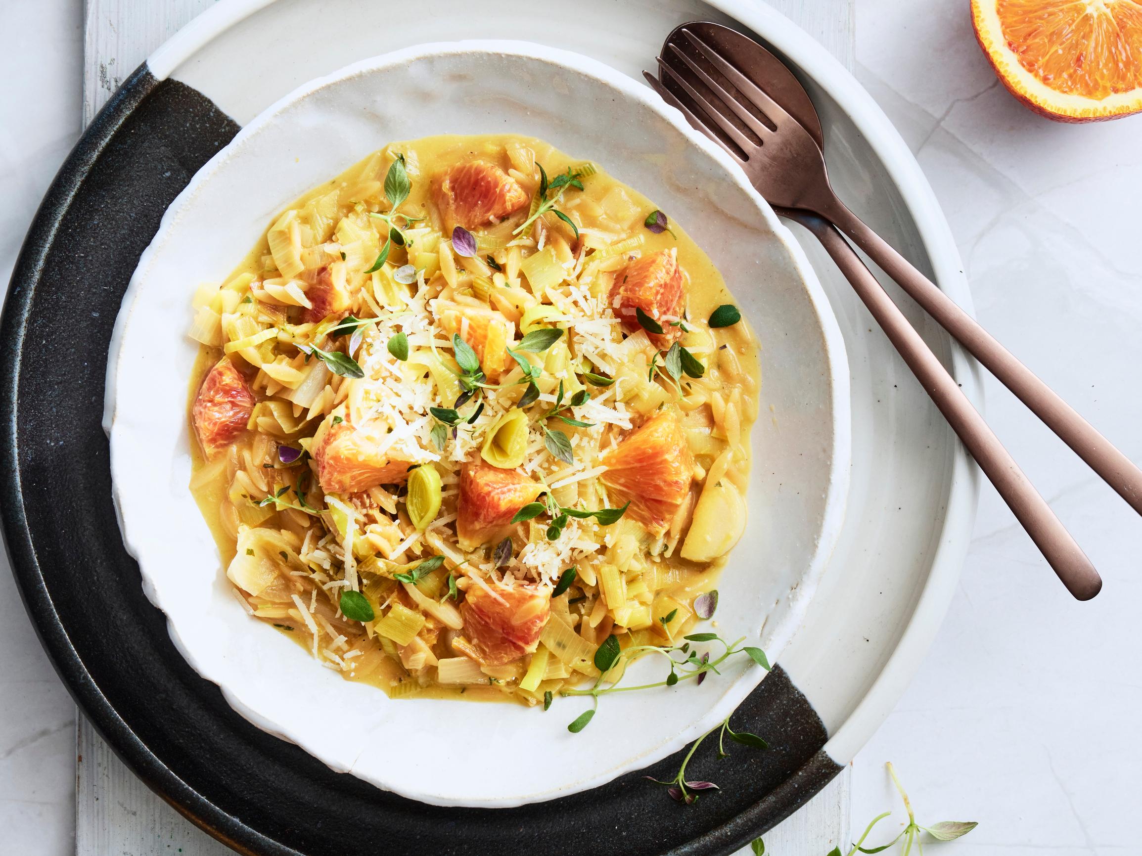 Veriappelsiiniorzotto tuo auringon pastalautaselle – sopii sekä pääruoaksi että lisukkeeksi