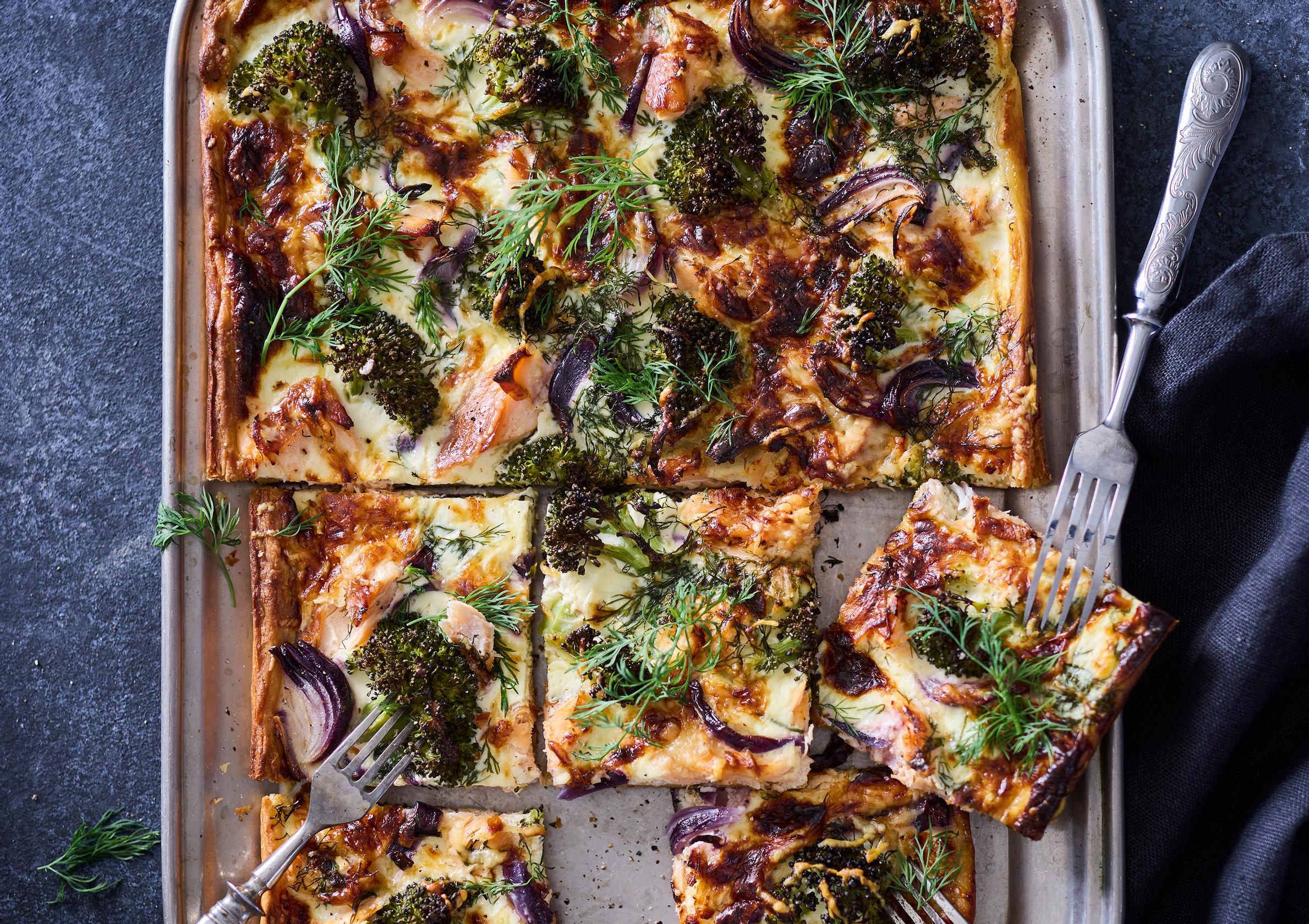 Lohipiirakka – pellillinen mehevää herkkua savulohesta ja perunavoitaikinasta