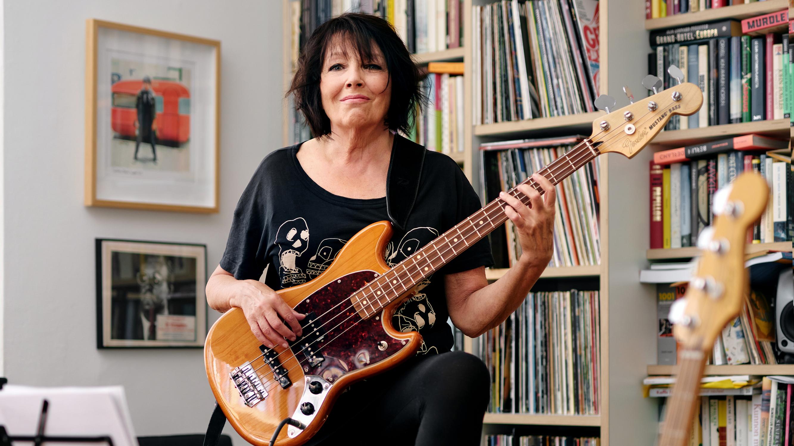 Kotivinkki on lehti oman elämänsä hurahtajille! Tapaa Kristiina, joka opetteli bassonsoiton yli kuusikymppisenä