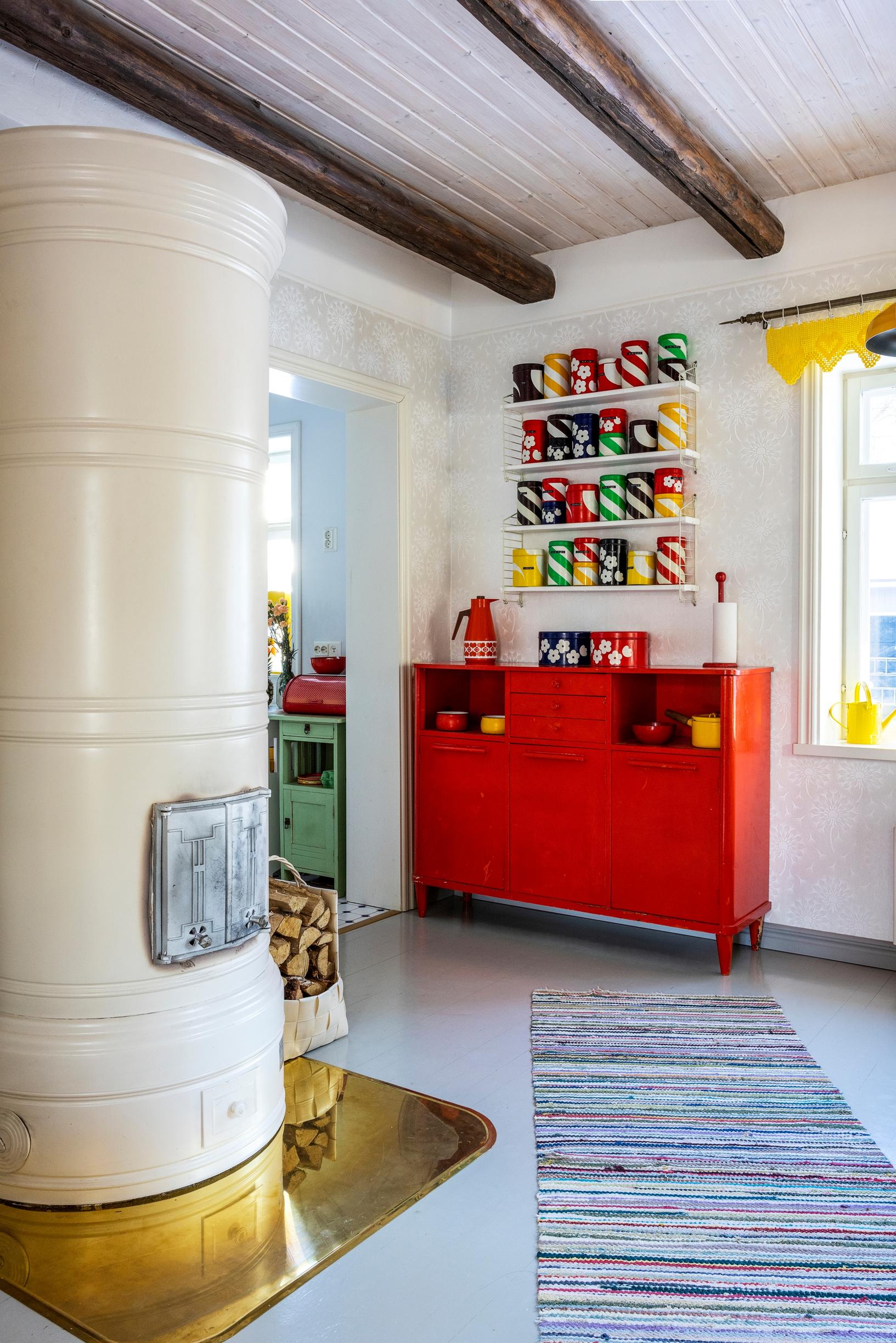 Pönttöuuni ja punainen vitriini.