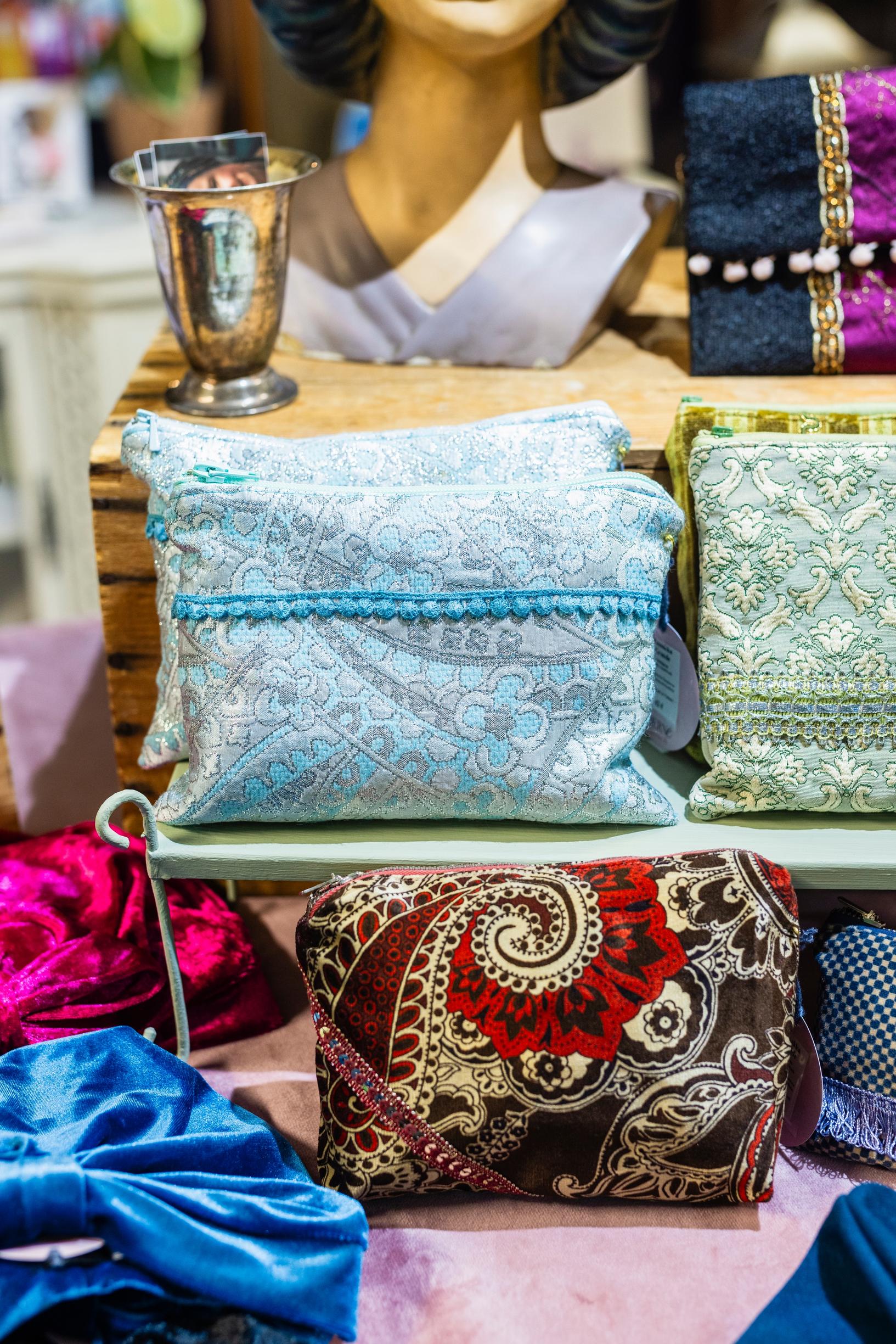 myyntipöydällä on esillä eri kankaista ommeltuja pussukoita