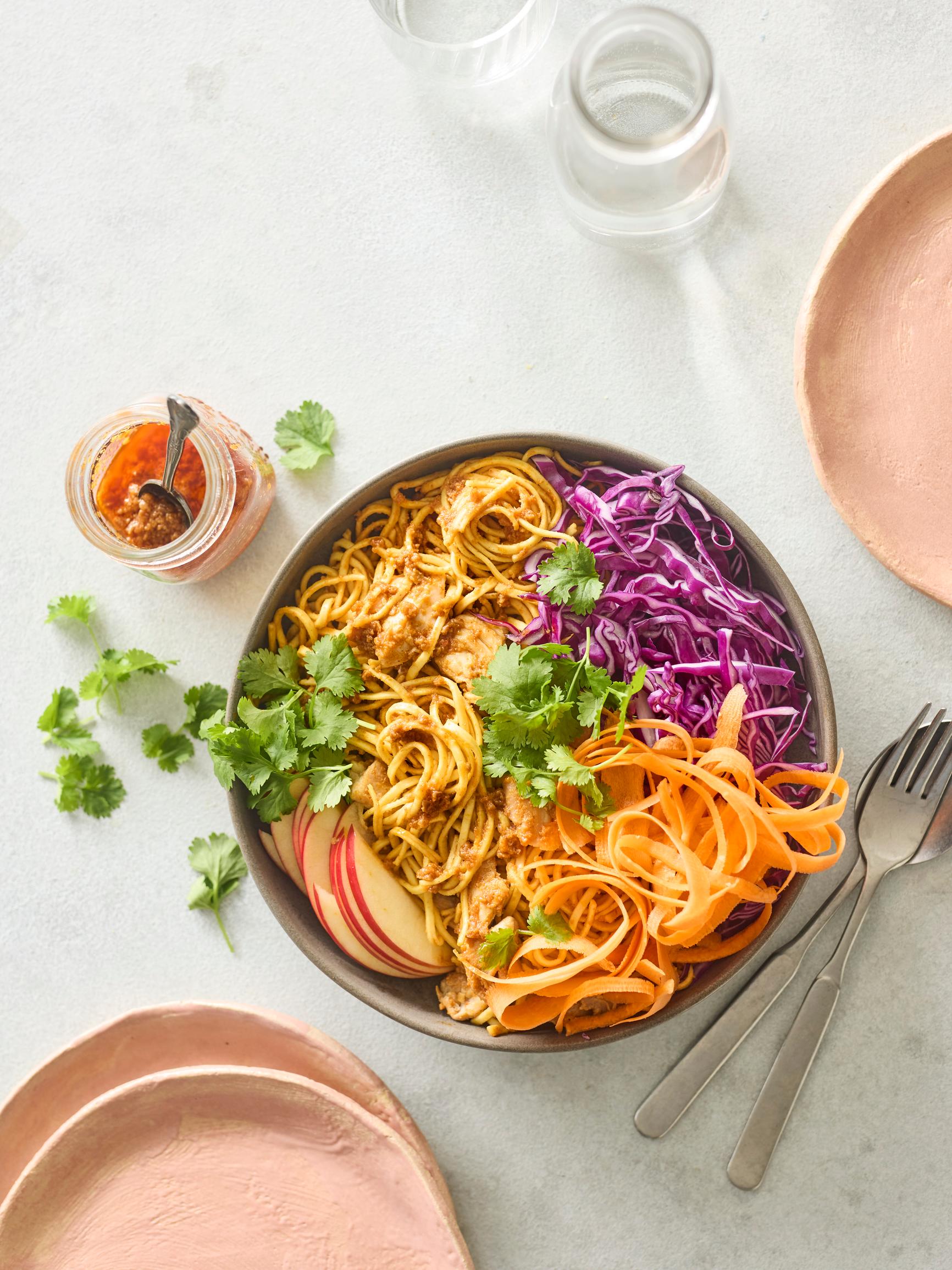 Kana-nuudelibowl on täydellinen lounas, joka maistuu sekä lämpimänä että kylmänä