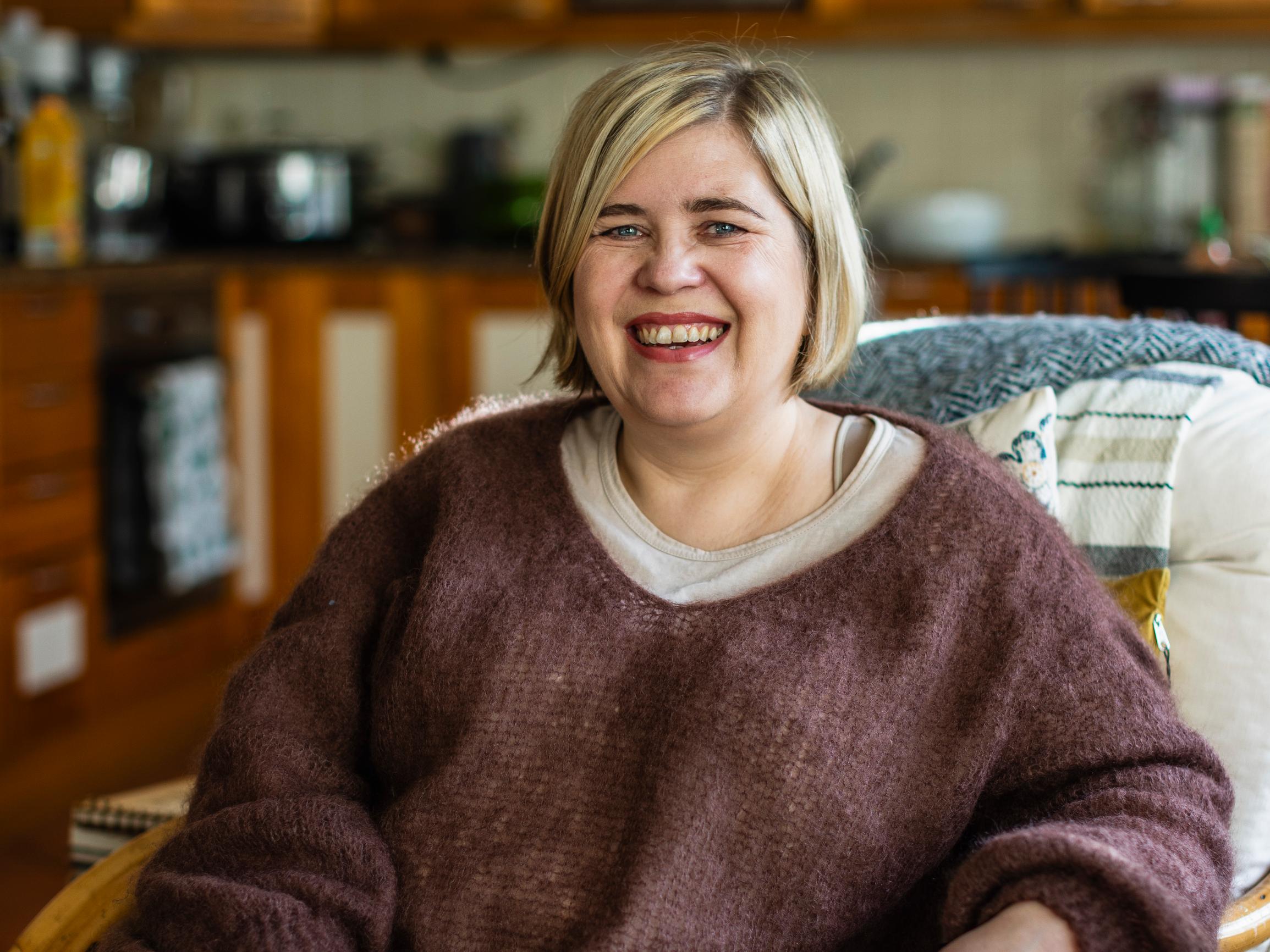 Sirpa perusti Älä osta mitään -yhteisön: ”Sain olohuoneen sisustuksen ilmaiseksi”