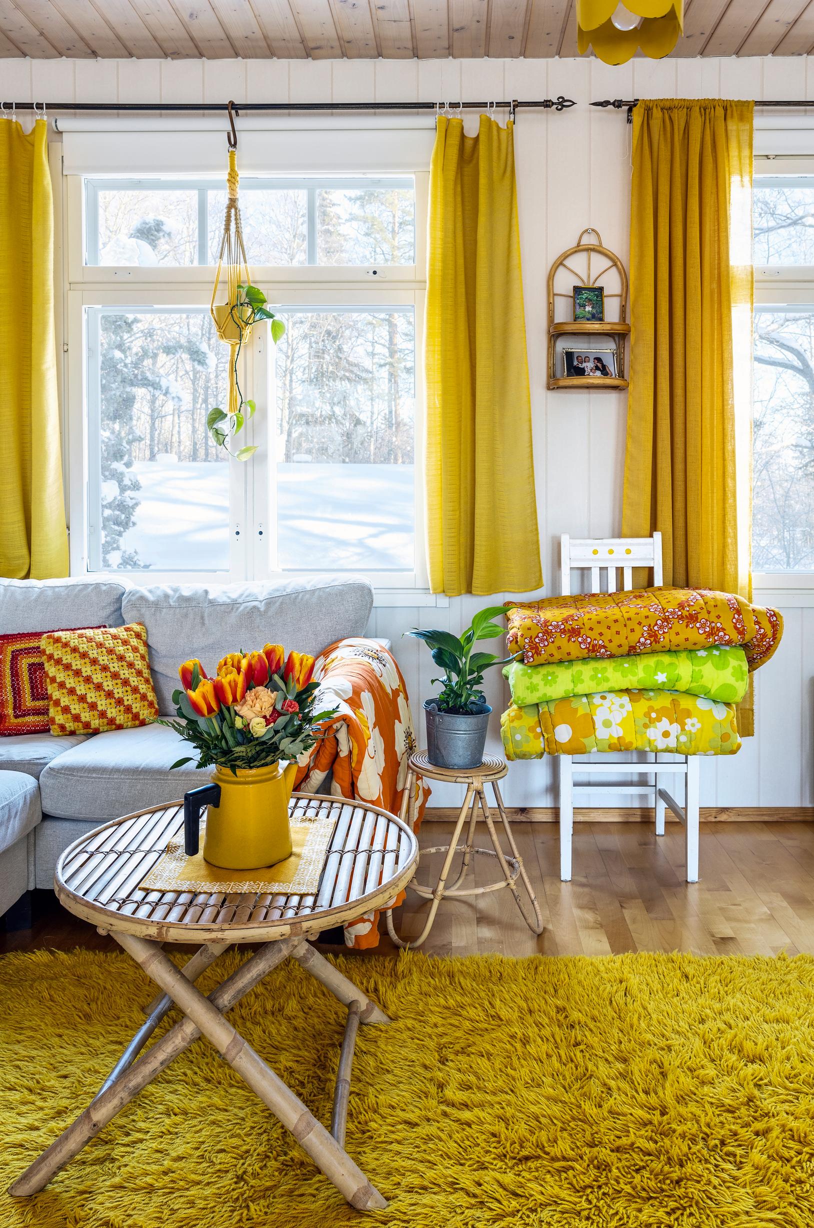 Luomarannan olohuone, jossa vintagetäkkejä ja Pehtoori-pannu.