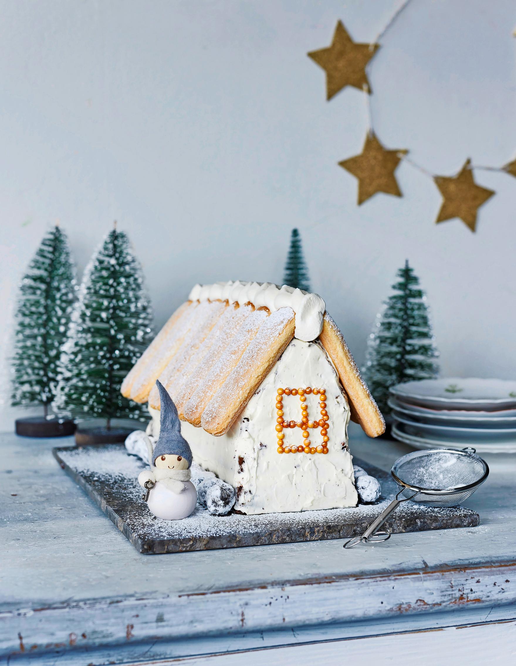 Tiramisutalokakku syntyy italialaisen jälkkäriklassikon, tiramisun malliin –  joulupöydän hauska katseenvangitsija!