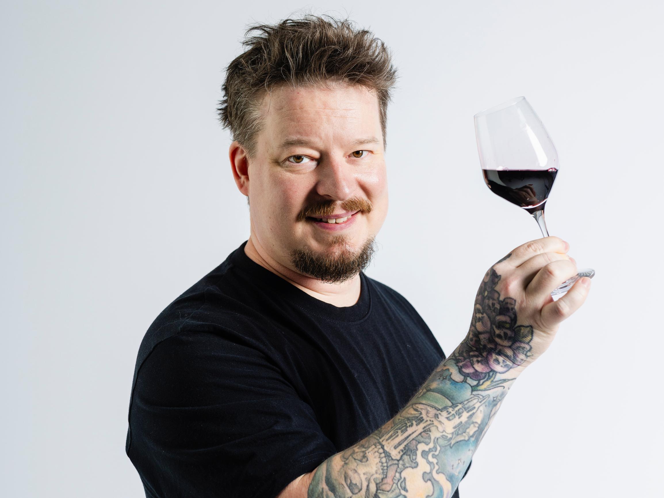  Miksi osa viineistä poimitaan käsin ja osa koneella? Viiniasiantuntija kertoo, miten sadonkorjuutapa vaikuttaa viiniin