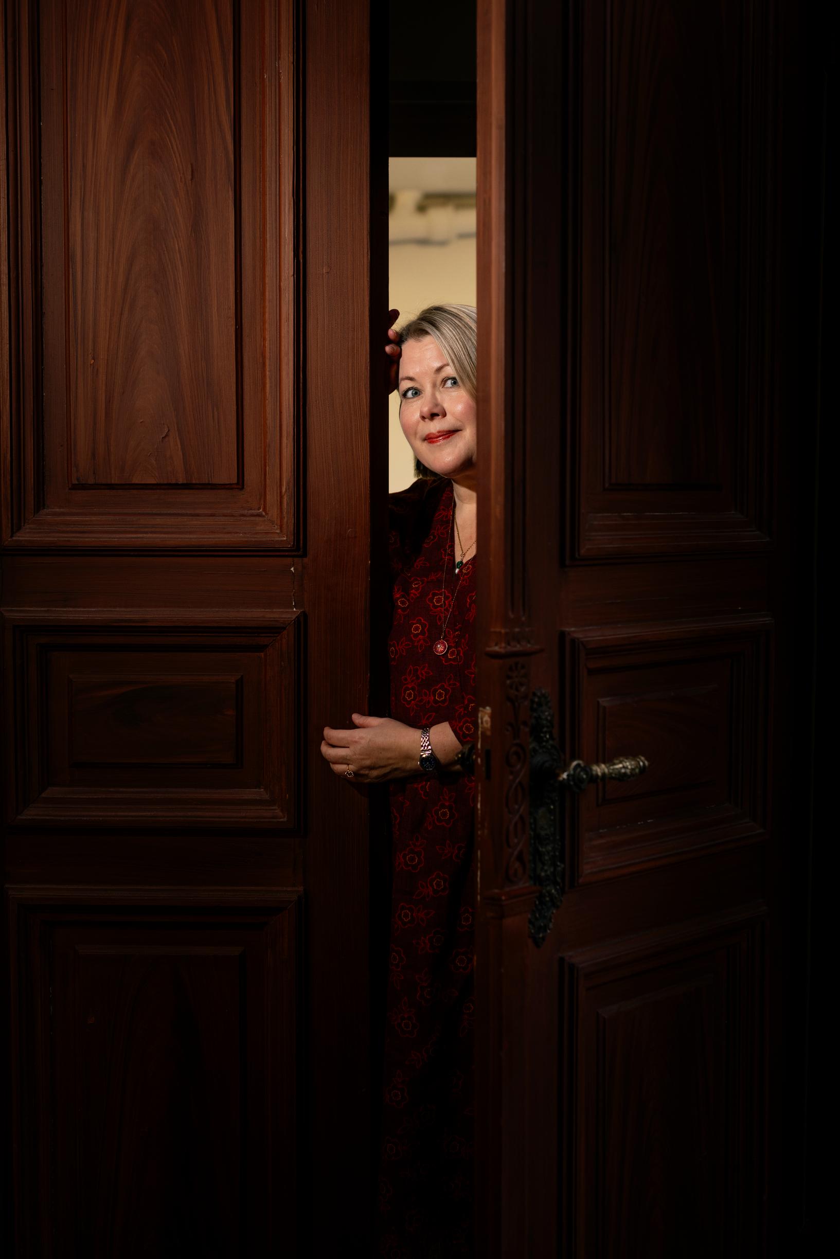 Heli Suutari raottaa ovea