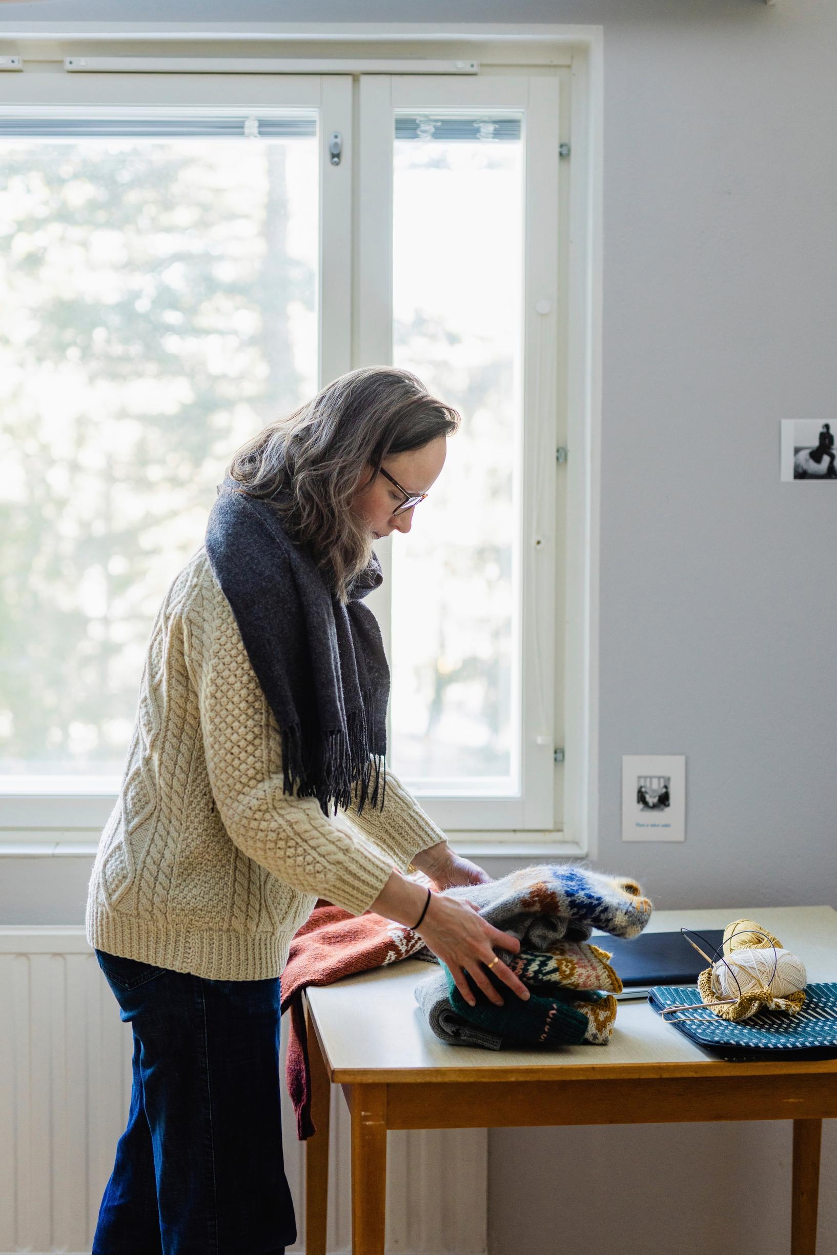 Minttu työhuoneen pöydän ääressä.