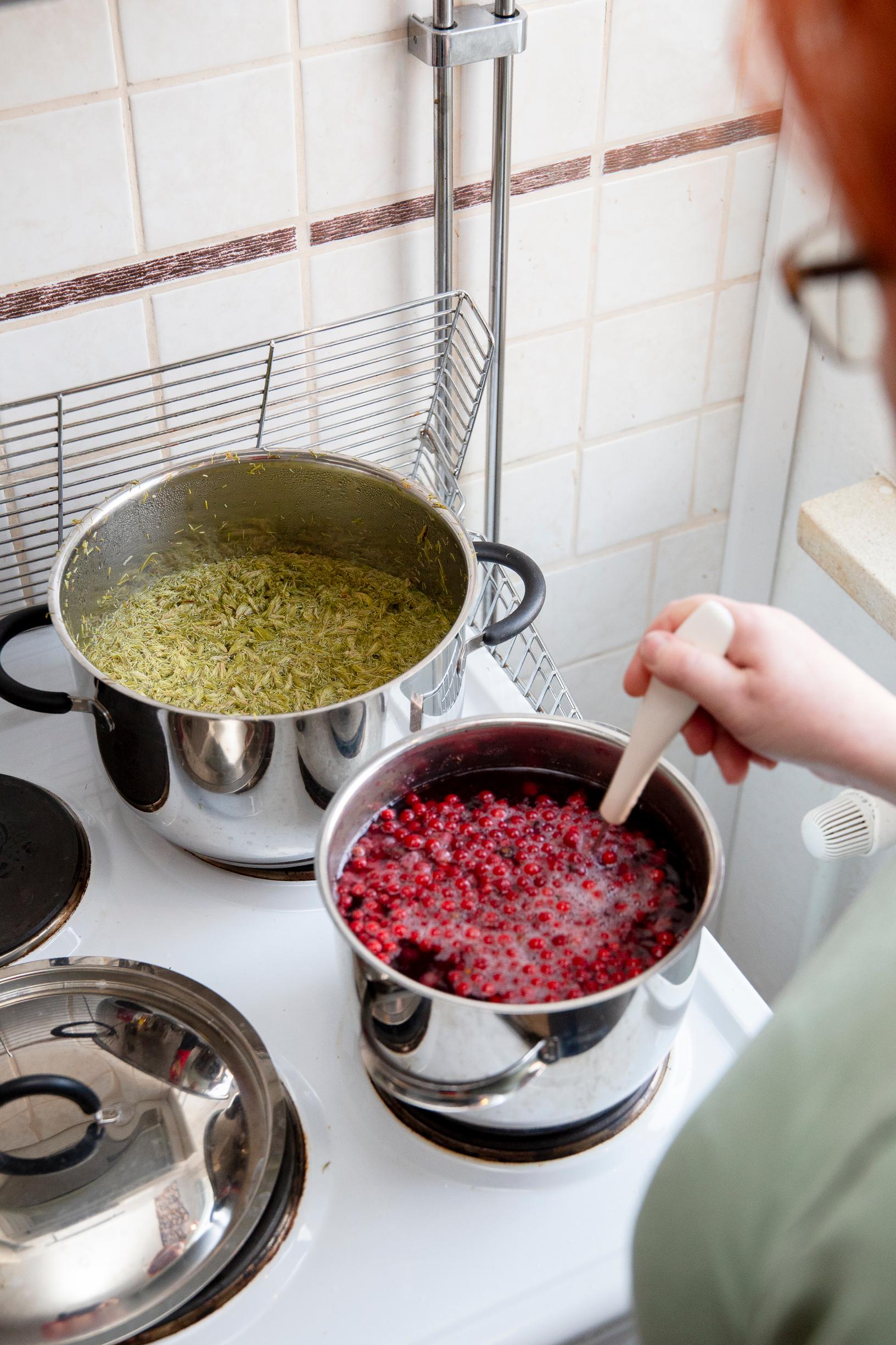 Pia Salmela, Kemi. Pia valmistaa liedellä kuusenkerkkäsiirappia sekä marjapuuroa.