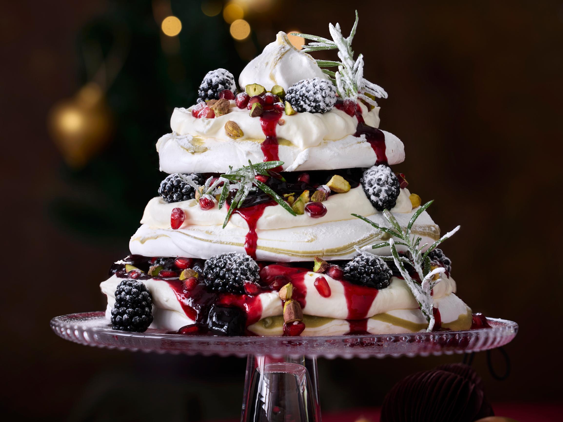 Kuusipavlova on joulun jälkiruoka, jota ei raaskisi leikata (mutta kannattaa silti!)