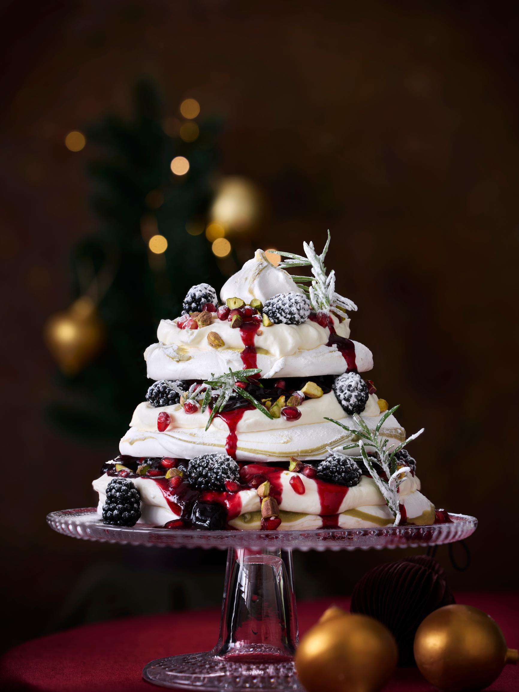 Kuusipavlova on joulun jälkiruoka, jota ei raaskisi leikata (mutta kannattaa silti!)