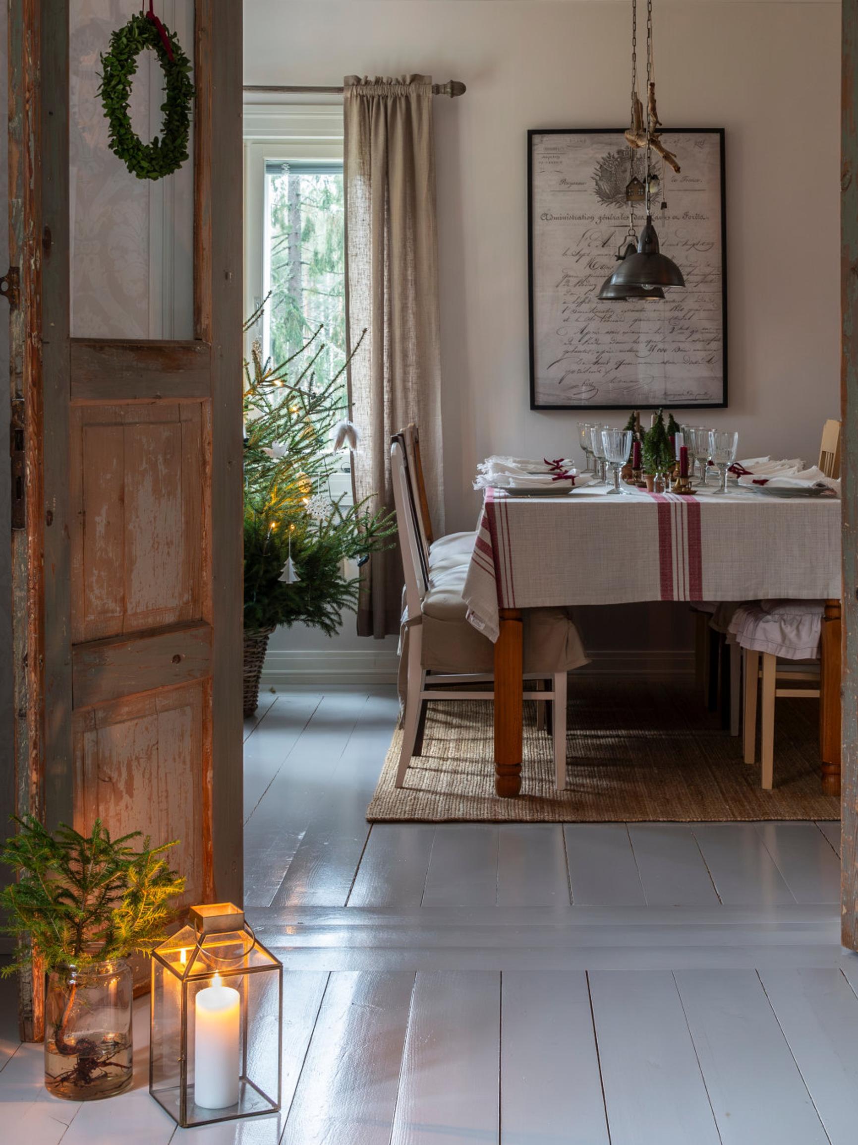 Puutalo Kemiönsaaressa täyttyy joulutunnelmasta ja Annikan tekemistä havukoristeista: ”Kynttilöitä on oltava kaikkialla”