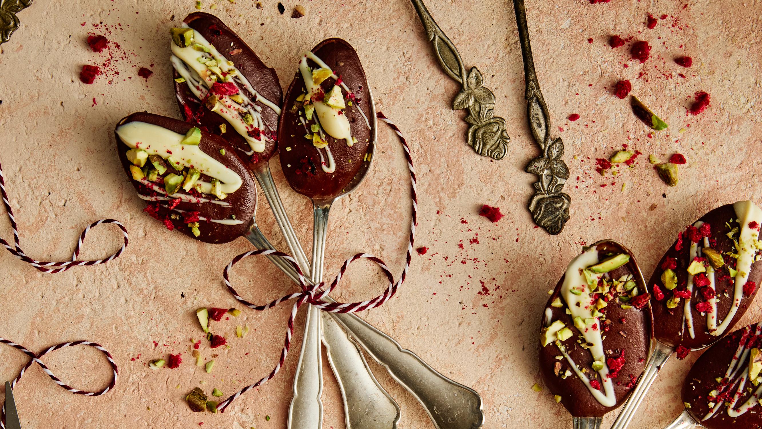 Tuplasuklaalusikat – suklaasuun lempilahja valmistuu hetkessä kahden suklaan taktiikalla