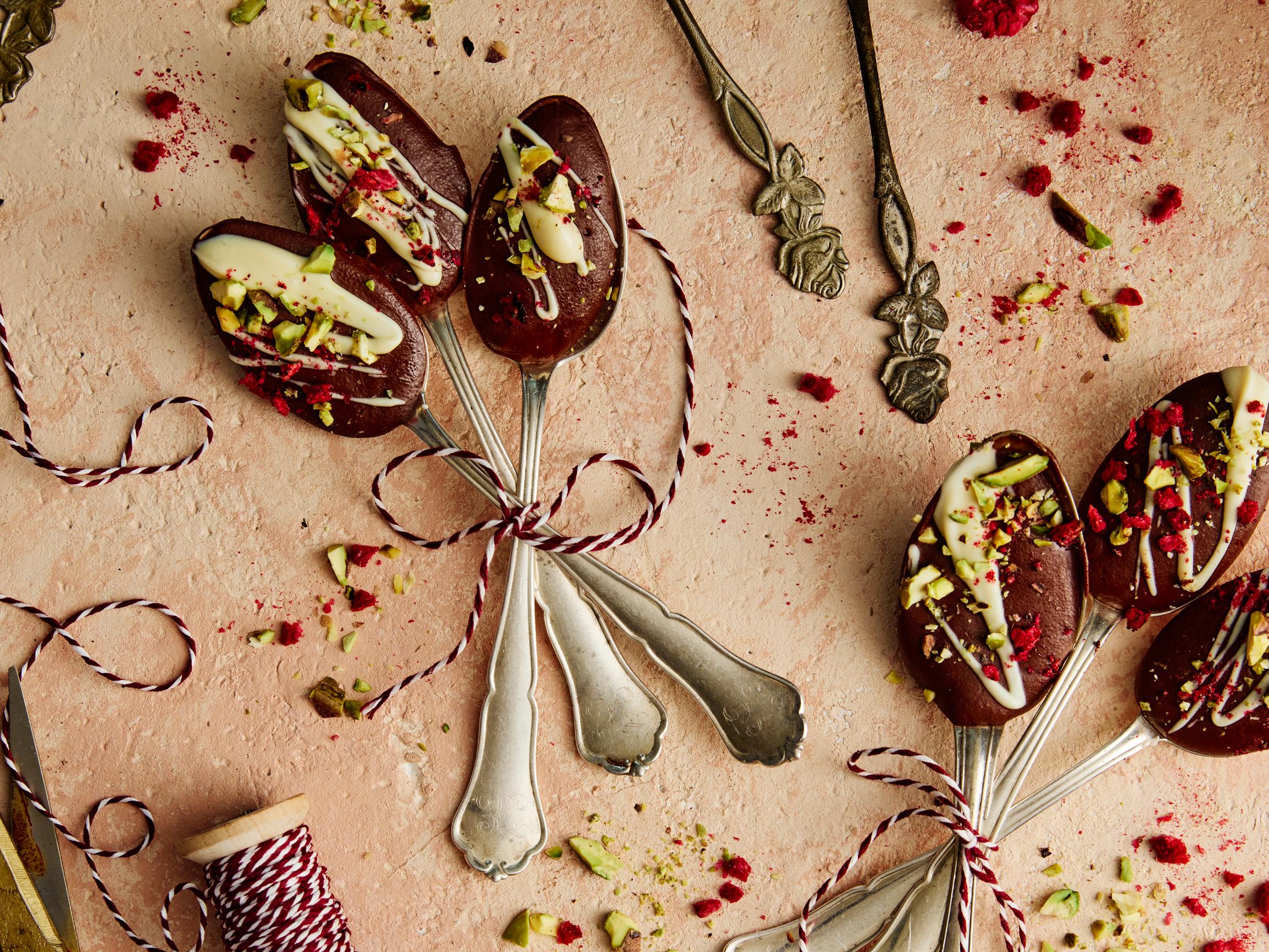 Tuplasuklaalusikat – suklaasuun lempilahja valmistuu hetkessä kahden suklaan taktiikalla