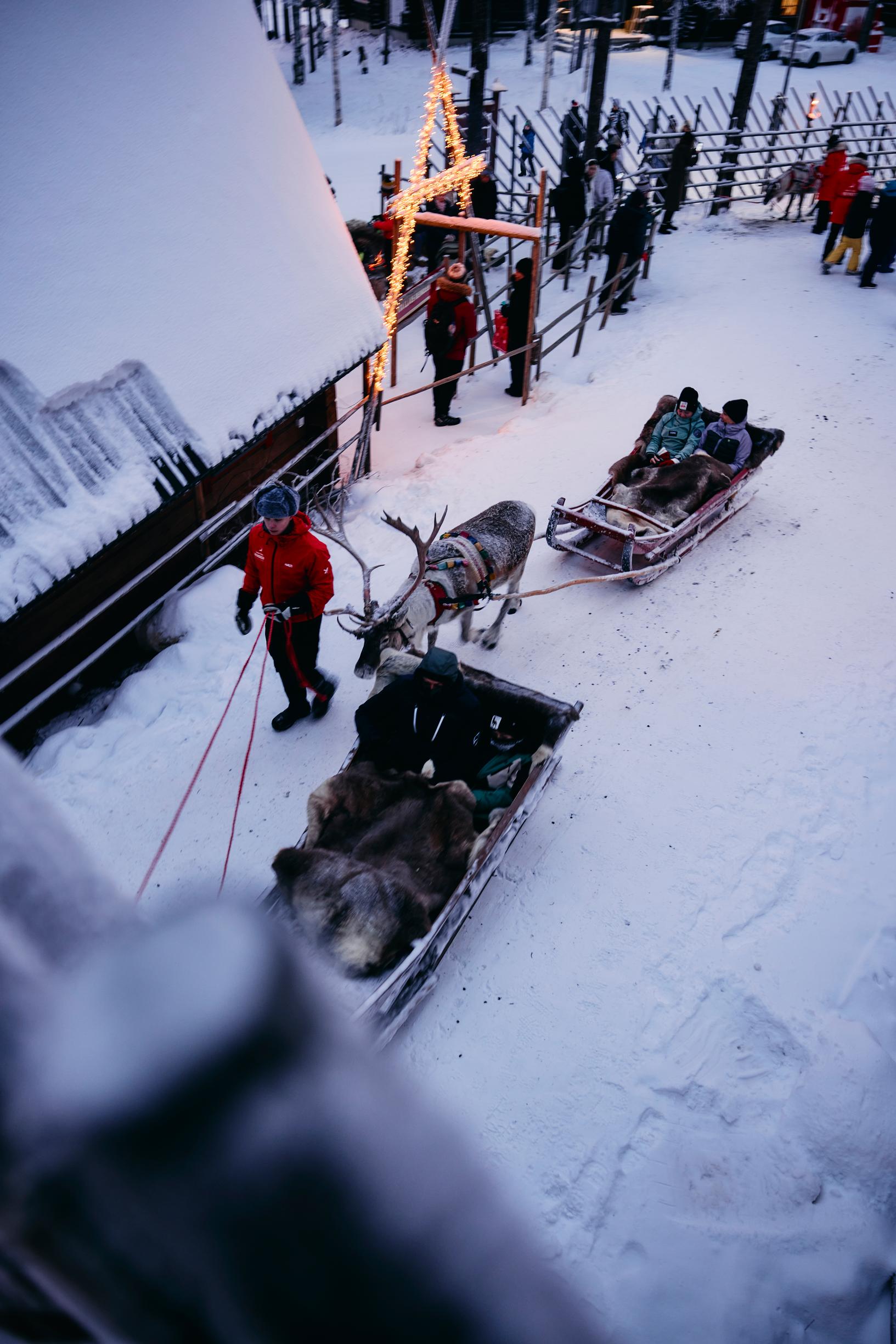 Joulupukin Pajakylä: turisteja porojen kyydissä