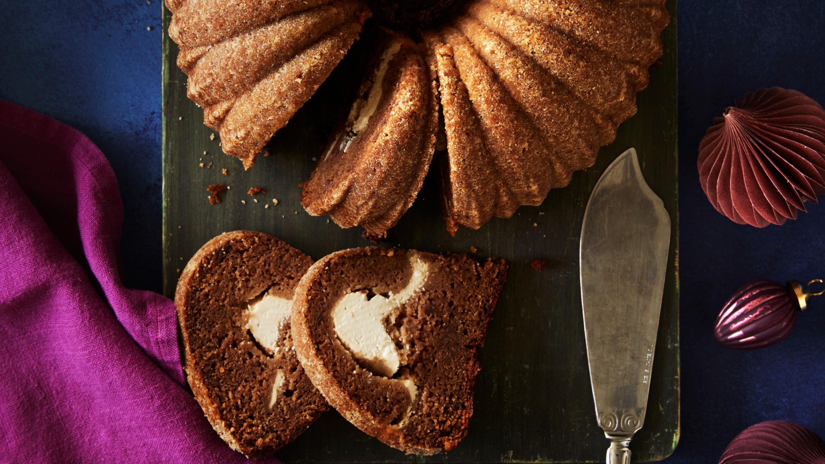 Täytetty taatelikakku kätkee sisäänsä yllätyksen – mehevä täyte tekee klassikkokakusta vielä paremman