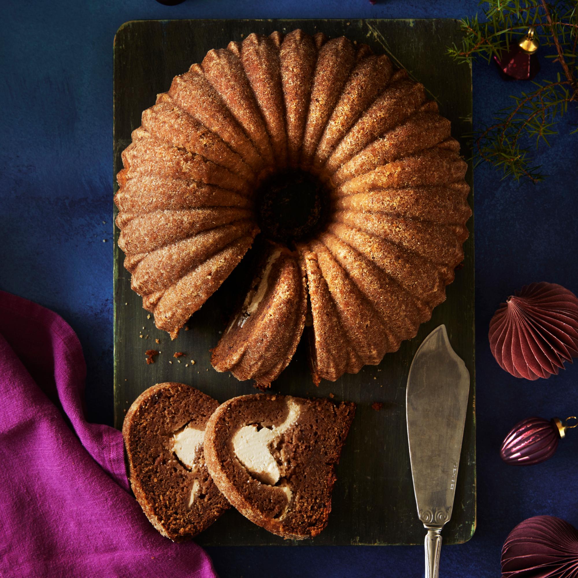 Täytetty taatelikakku kätkee sisäänsä yllätyksen – mehevä täyte tekee klassikkokakusta vielä paremman