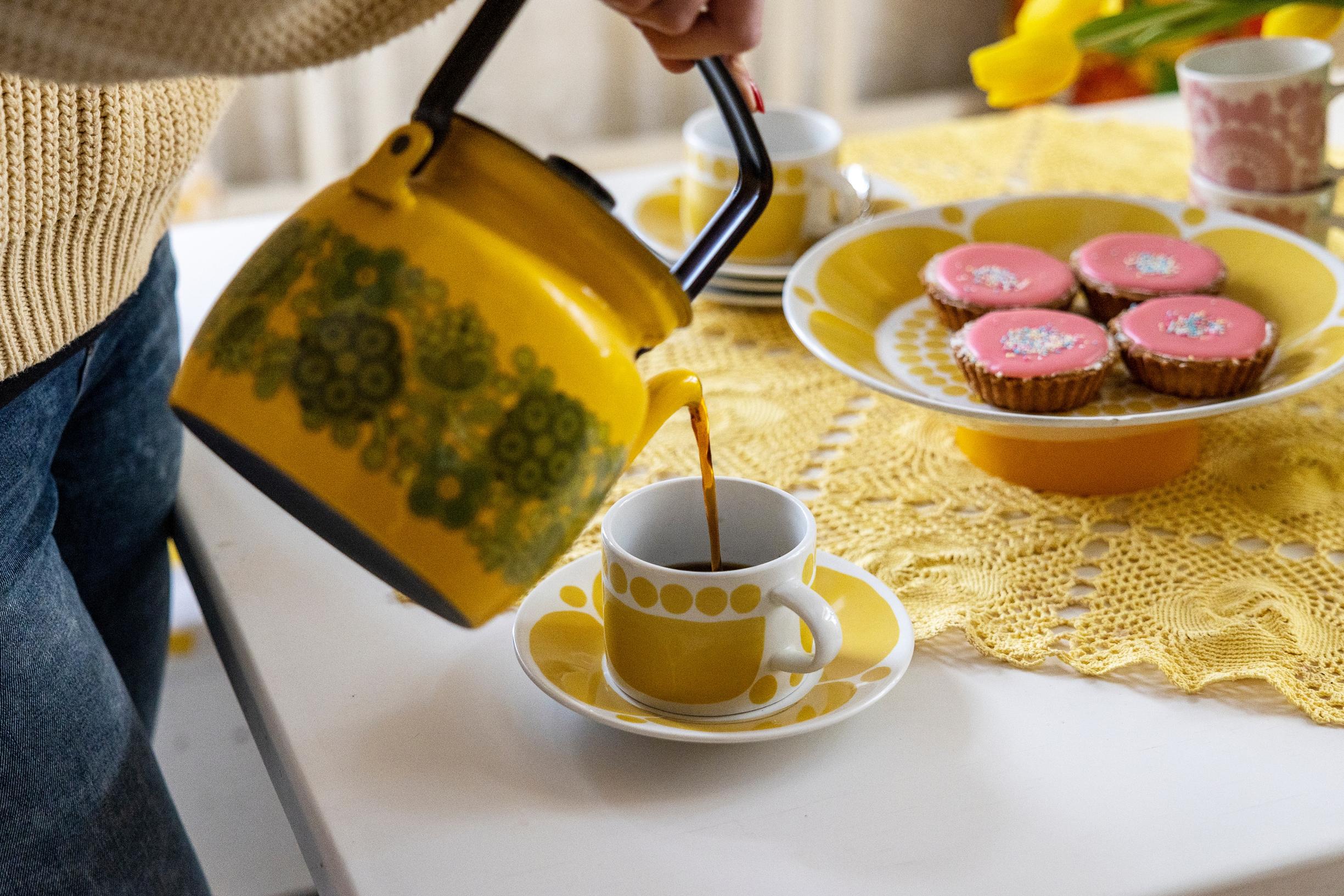 Keltainen kahvipannu, kahvia kaaadetaan.