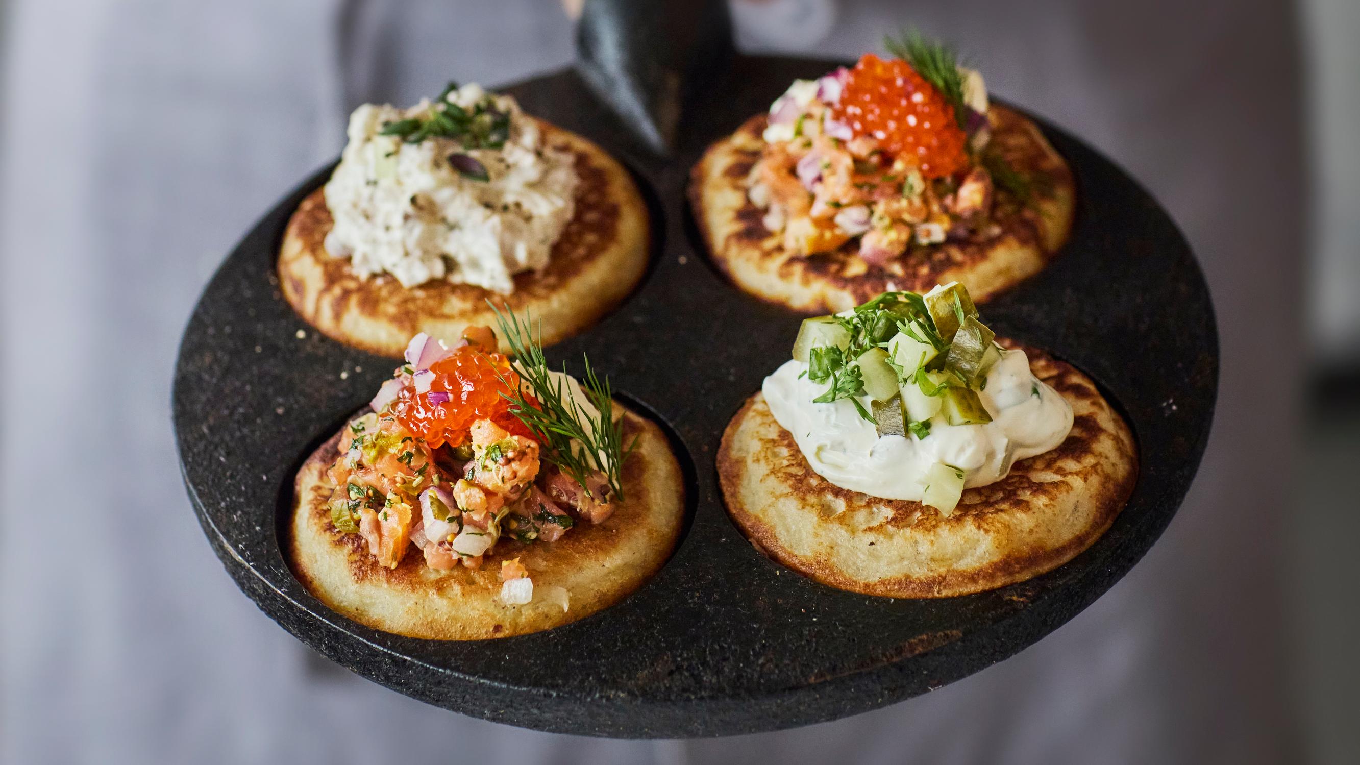 Blinit lettupannulla – valurautaisella lettupannulla blinien paisto käy joutuisasti isommallekin porukalle