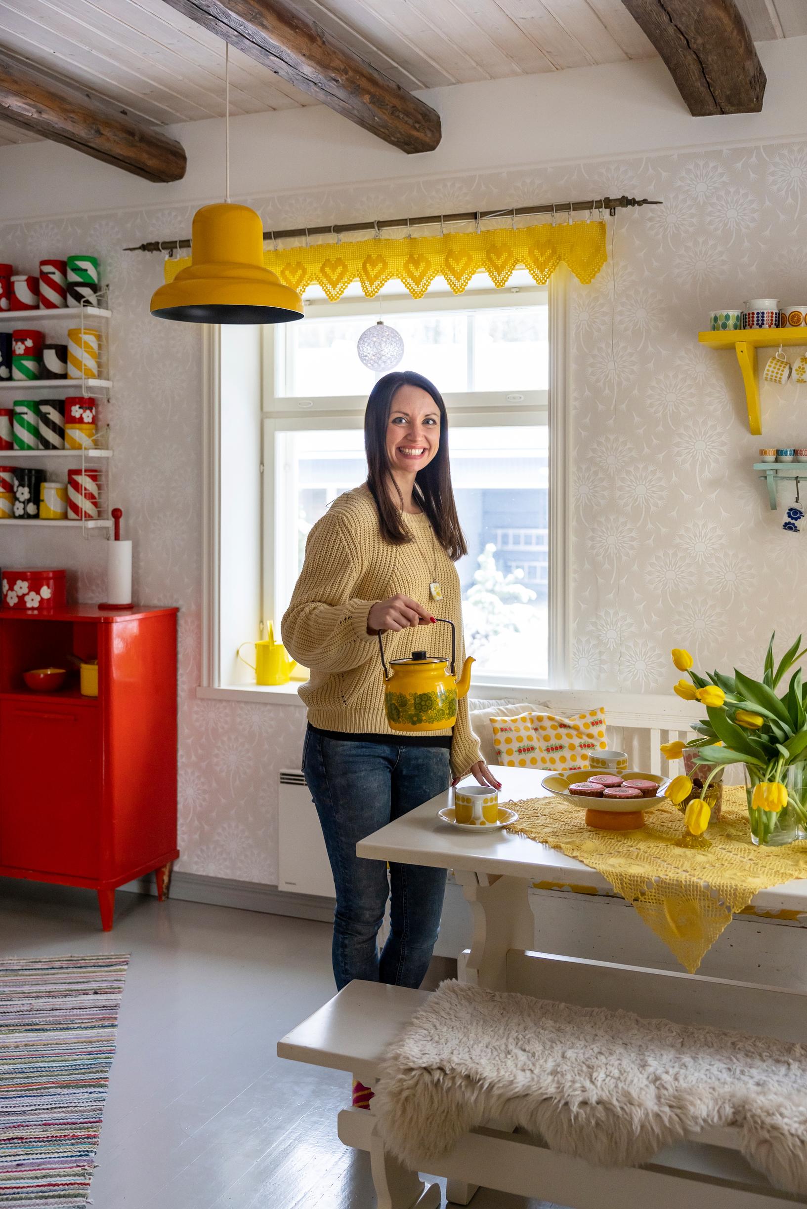 Elisa Luomaranta kaataa kahvia keittiössään