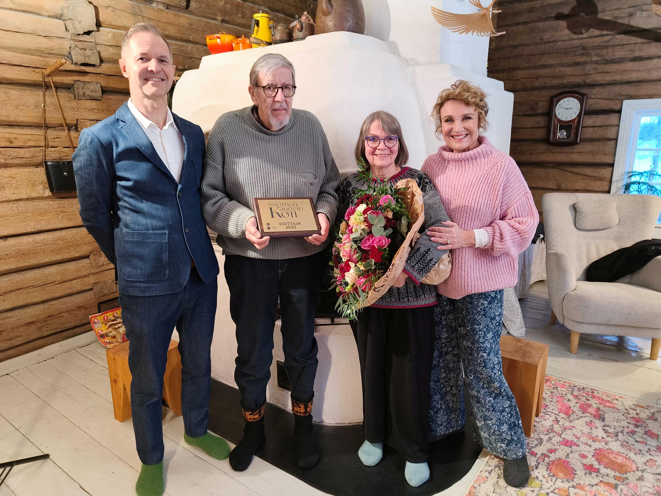Suomen kaunein koti 2025 -voittajat Seppo ja Arja Äikäs sekä tuomarit Pekka Pakkanen ja Hanna Sumari