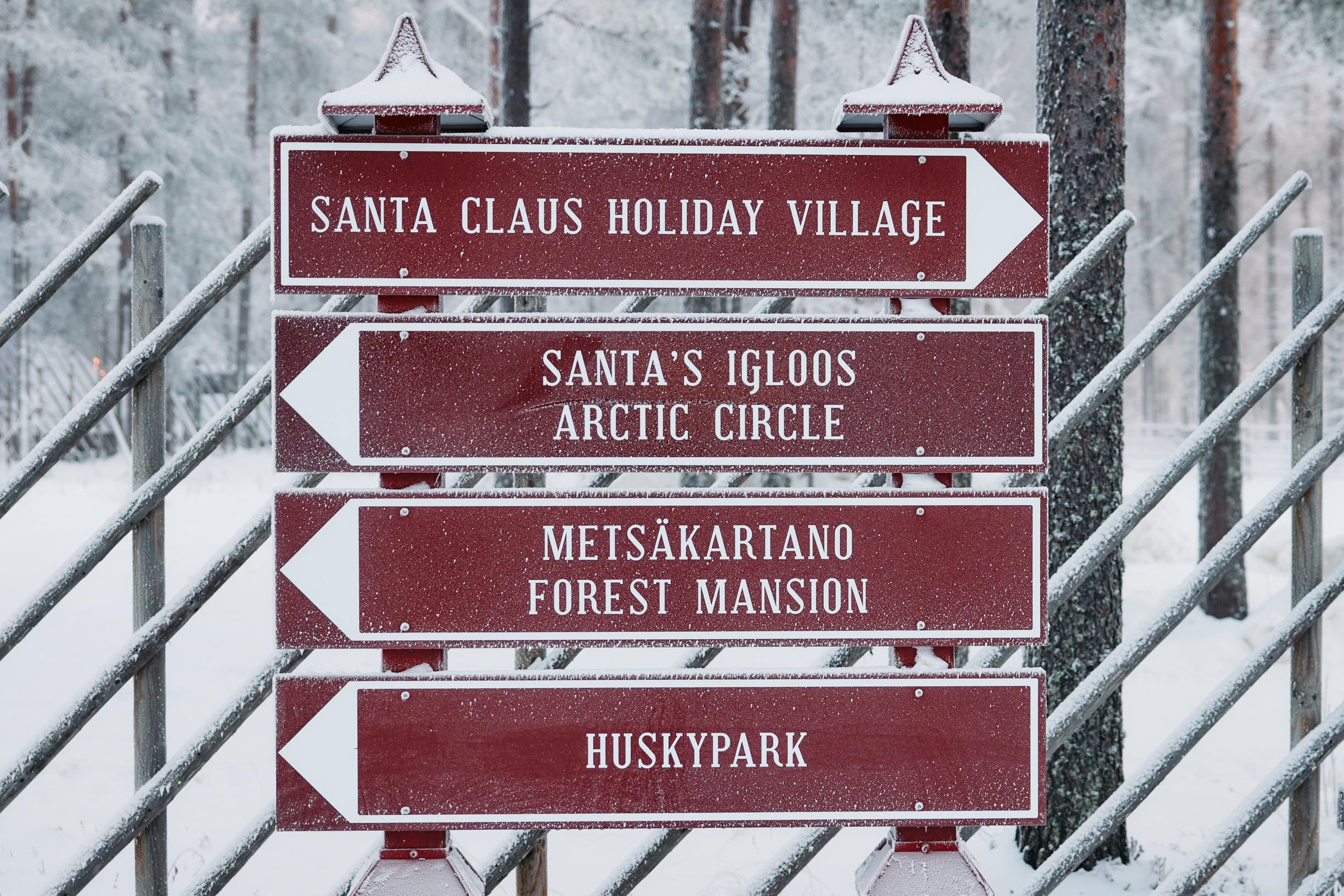 Joulupukin Pajakylä: tienviittoja