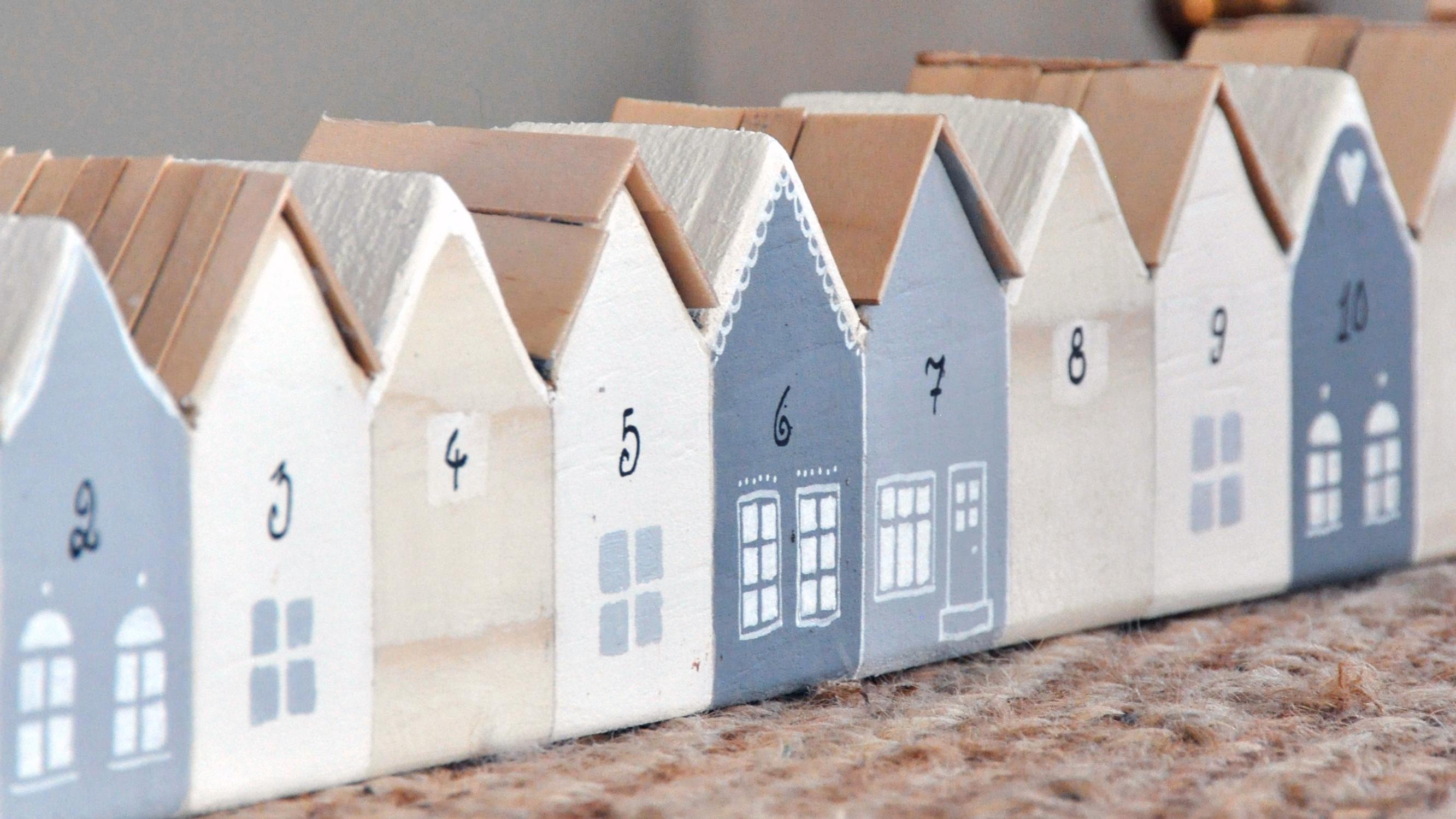 Meidän kadulla on joulu! Rakenna talorivi, joka odottaa joulua kanssasi – katso ikikalenterin helppo ohje