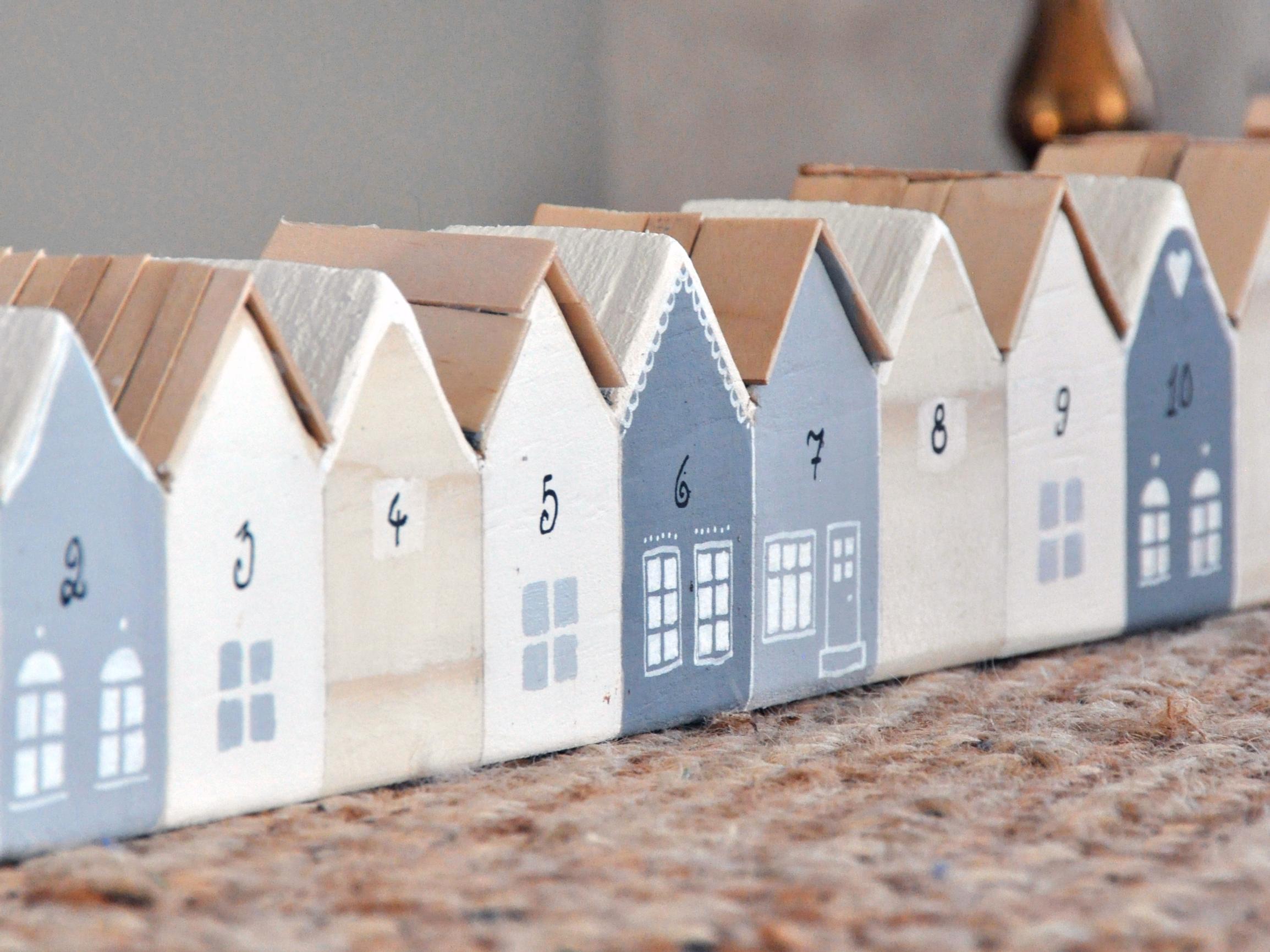 Meidän kadulla on joulu! Rakenna talorivi, joka odottaa joulua kanssasi – katso ikikalenterin helppo ohje