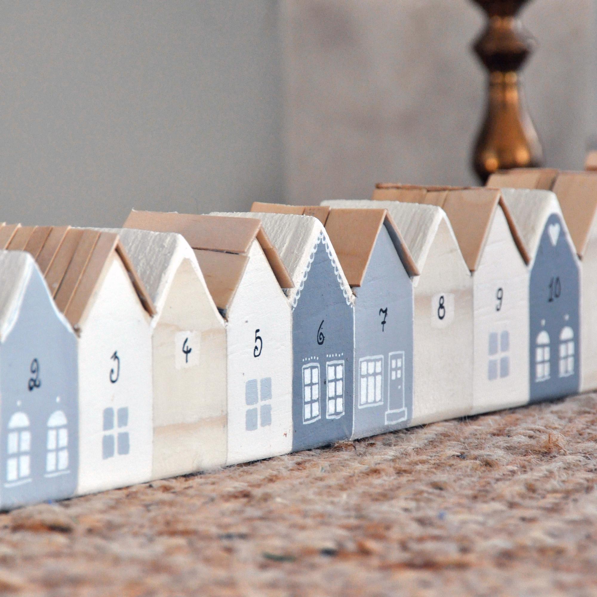 Meidän kadulla on joulu! Rakenna talorivi, joka odottaa joulua kanssasi – katso ikikalenterin helppo ohje