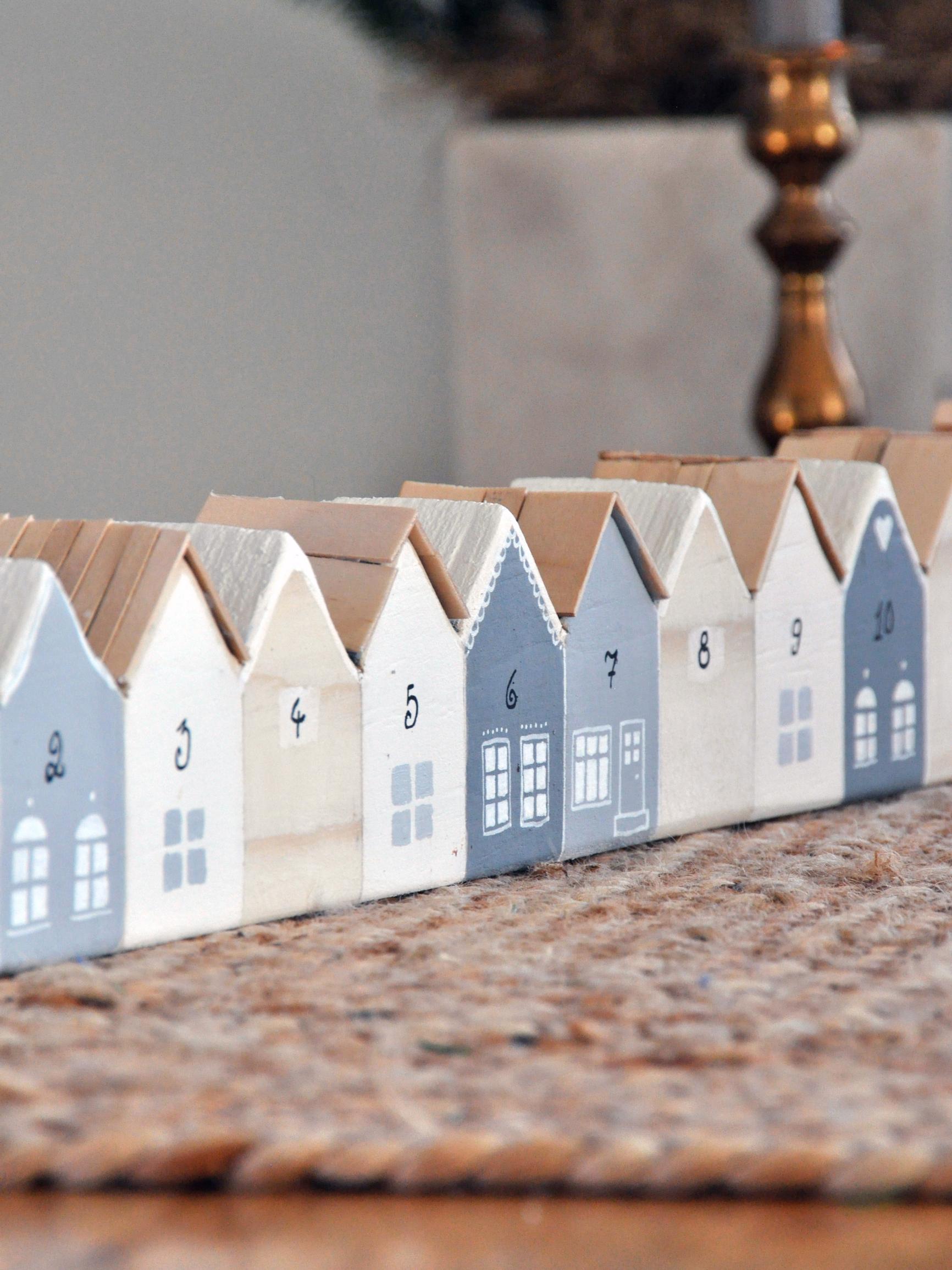 Meidän kadulla on joulu! Rakenna talorivi, joka odottaa joulua kanssasi – katso ikikalenterin helppo ohje