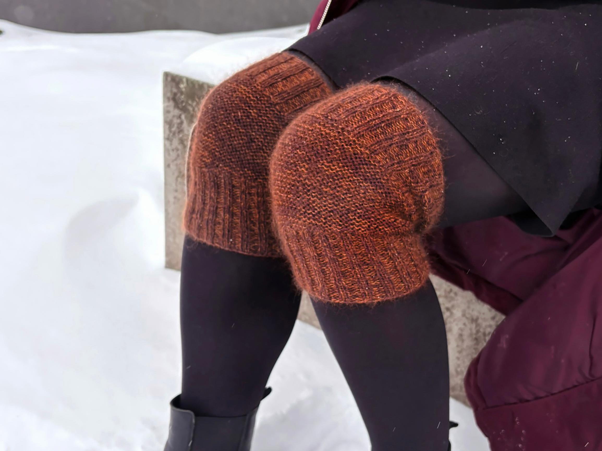 Polvenlämmittimet – neulo pakkaspäivien luottoasuste selkeällä ohjeella