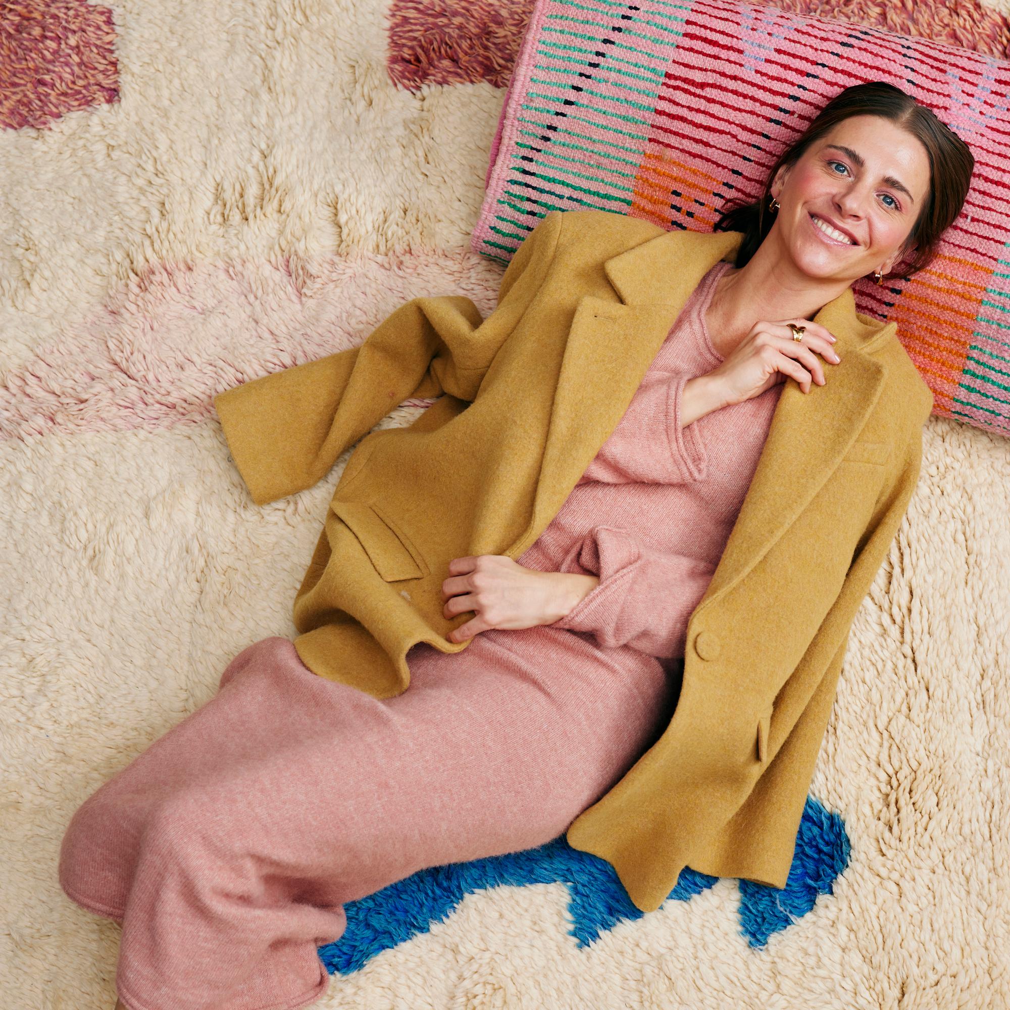 ”Kaaos kotona on tavallista elämää” – näyttelijä Kreeta Salminen ihastelee kauniita koteja, mutta sisustaa lähinnä omaa parveketta