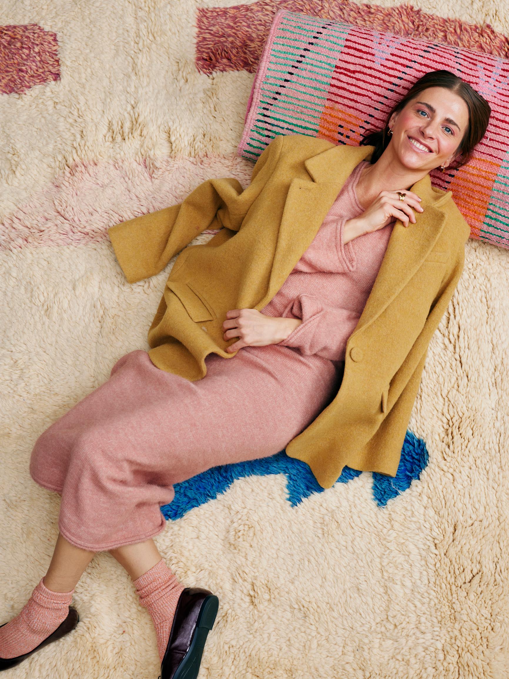 ”Kaaos kotona on tavallista elämää” – näyttelijä Kreeta Salminen ihastelee kauniita koteja, mutta sisustaa lähinnä omaa parveketta