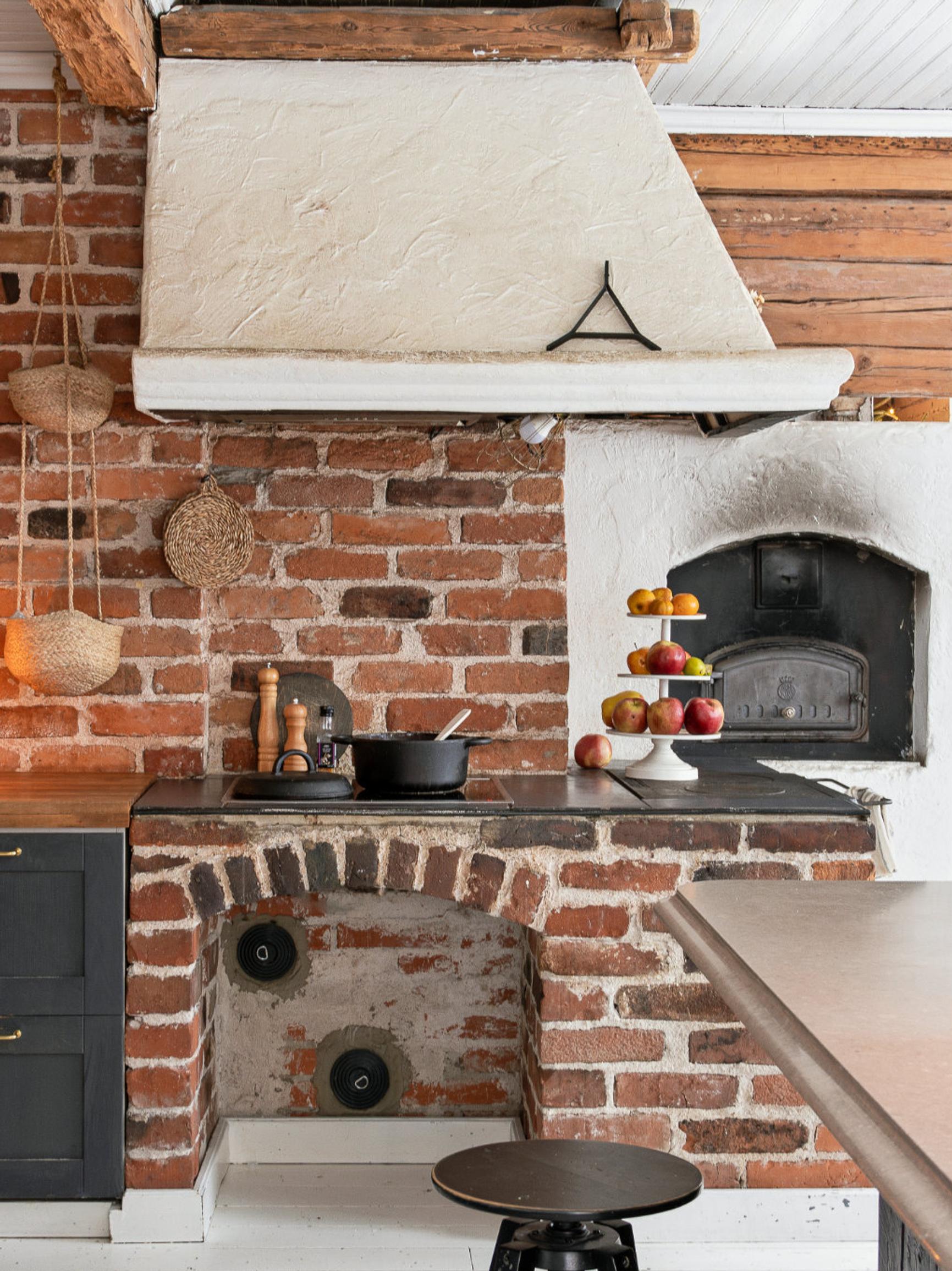 Yhdeksänhenkinen perhe viettää joulua entisessä kestikievarissa – 20 metriä pitkässä talossa kuusi näkyy komeasti koko alakertaan