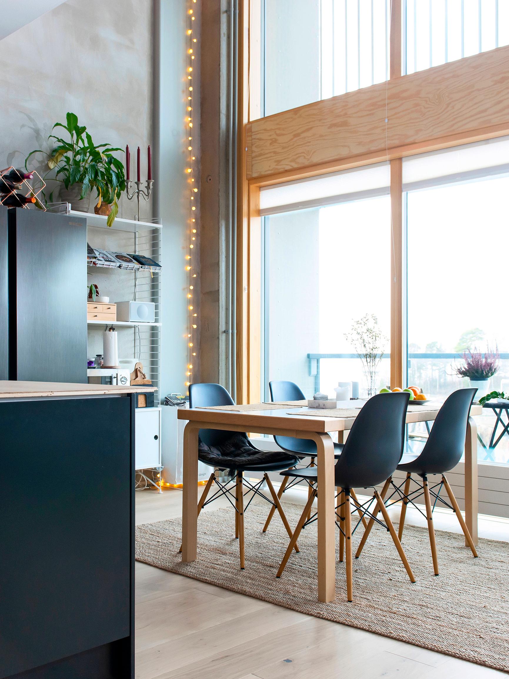 Tiina ja Markus remontoivat betonisesta raakatilasta omannäköisen loft-kodin – ”Raakavalmiin asunnon ostaminen tuntui niin rahan kuin ajan säästöltä” 