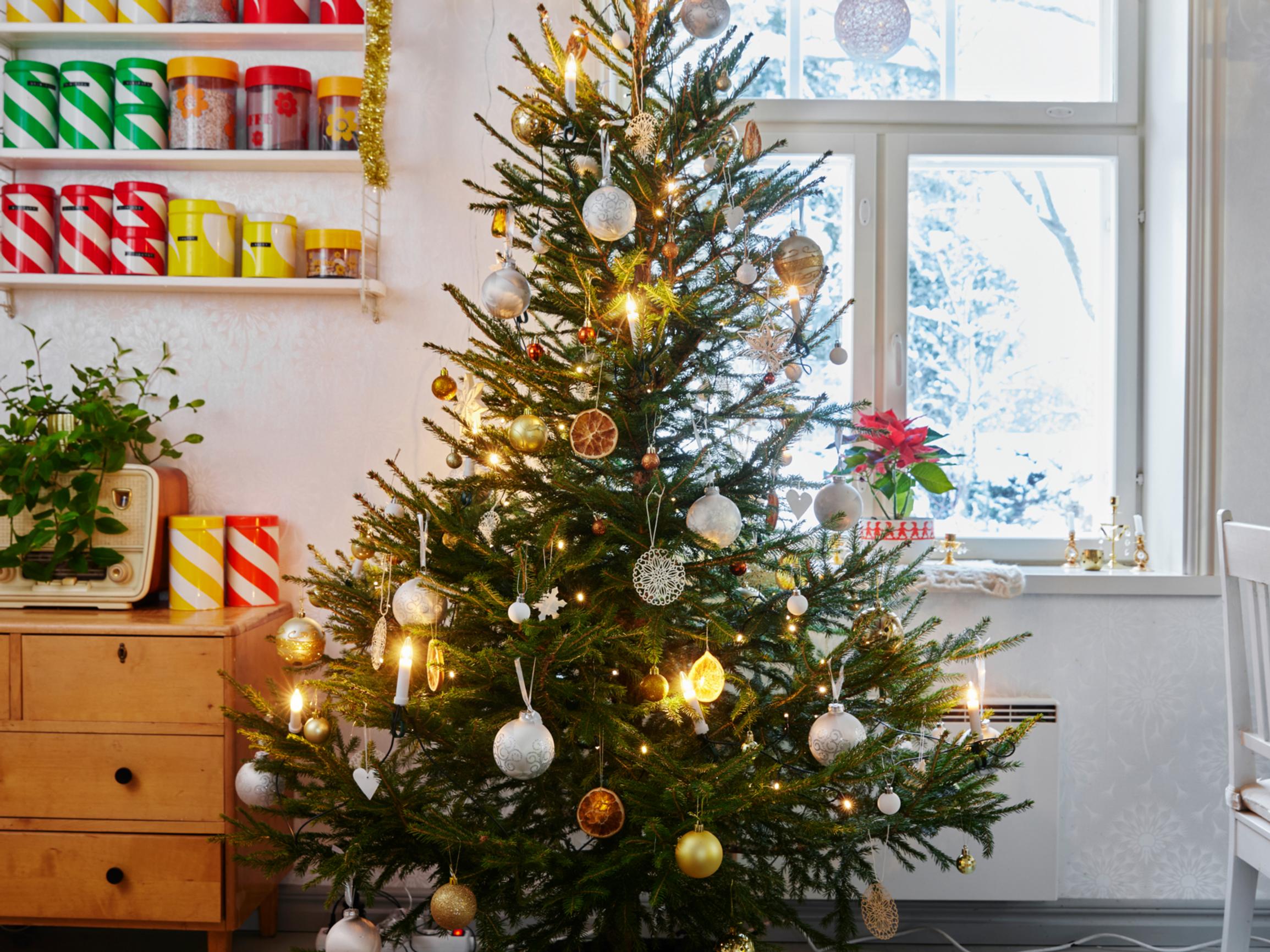 Milloin on aika kantaa joulukuusi pois? Äänestä + nappaa oiva lakanavinkki, jonka ansiosta saat kuusen ulos siististi