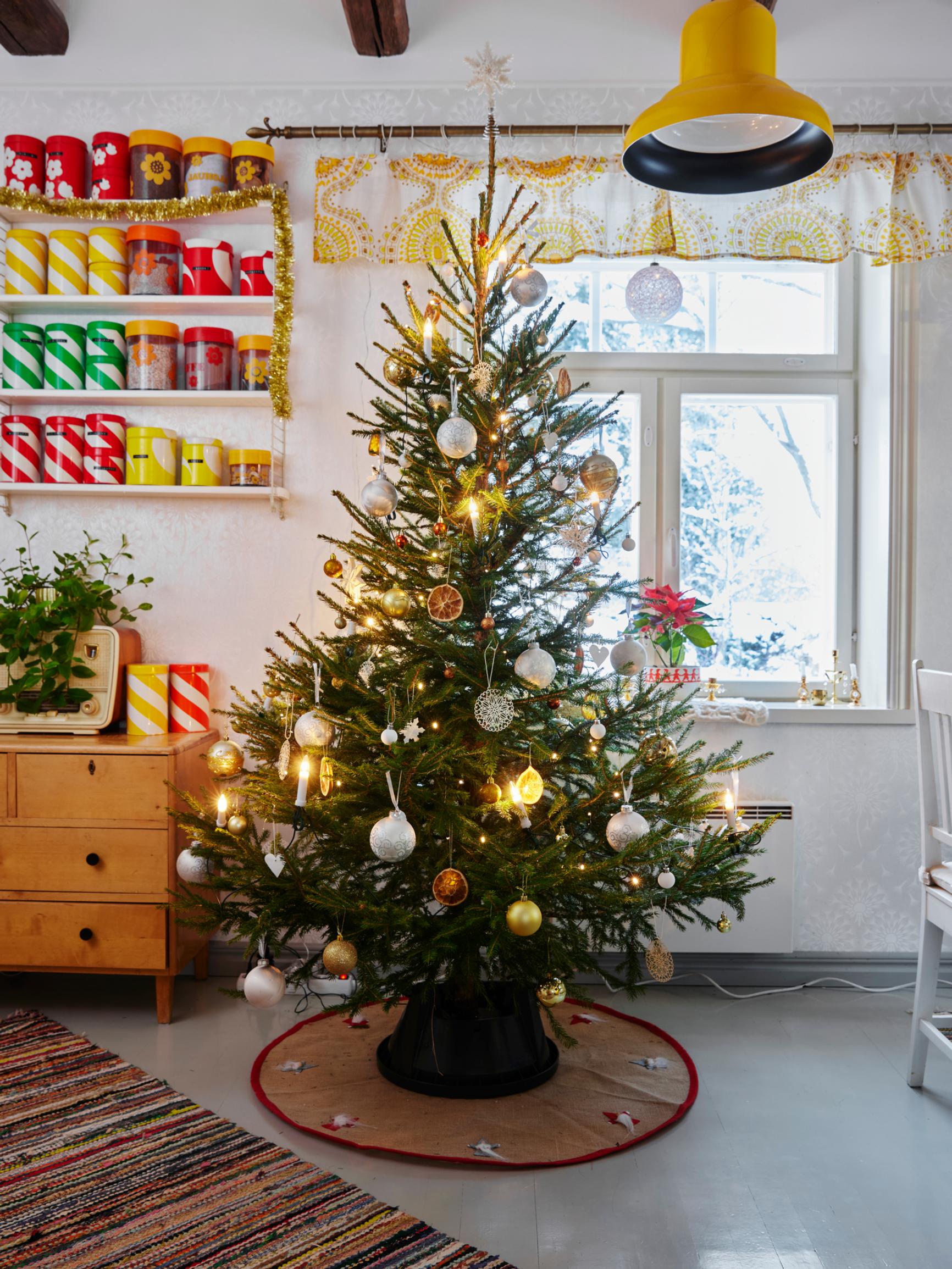 Milloin on aika kantaa joulukuusi pois? Äänestä + nappaa oiva lakanavinkki, jonka ansiosta saat kuusen ulos siististi