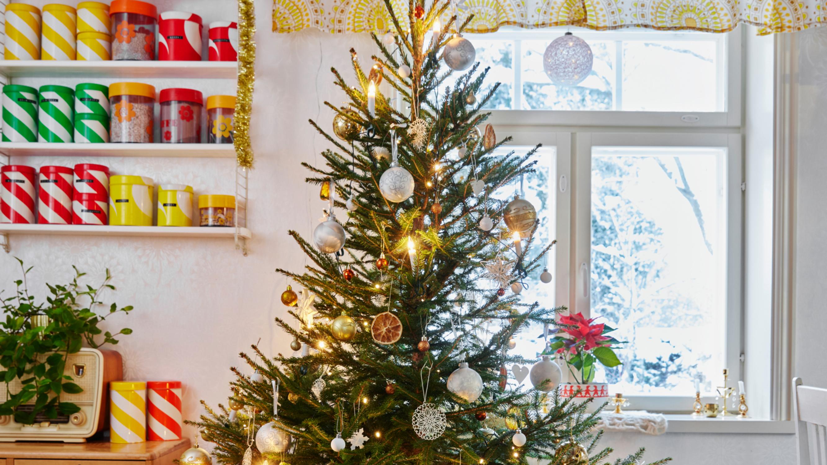 Milloin on aika kantaa joulukuusi pois? Äänestä + nappaa oiva lakanavinkki, jonka ansiosta saat kuusen ulos siististi