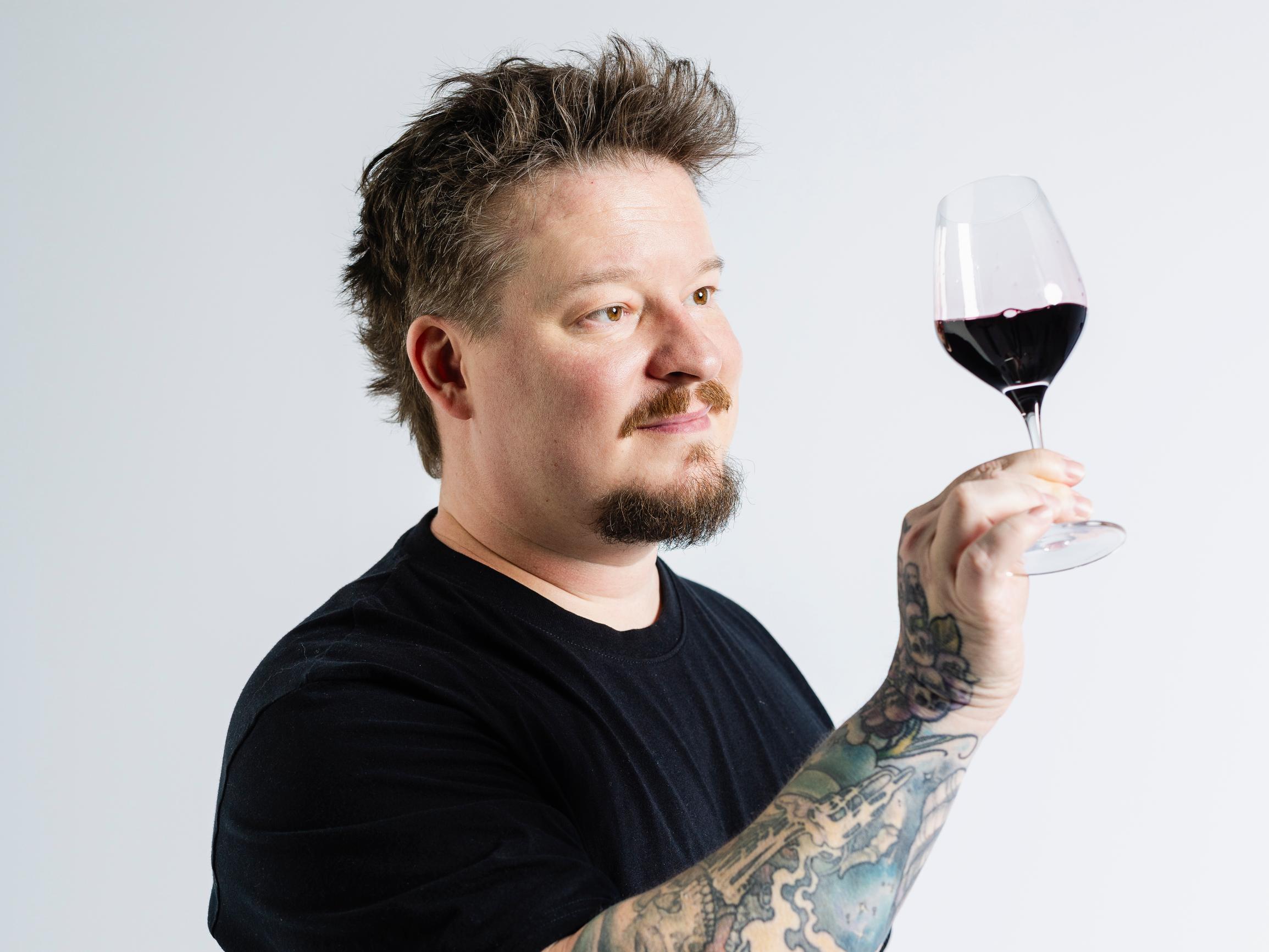 ”Dekantointi ei ole salatiedettä” – viiniasiantuntijan vinkeillä onnistut punaviinin ilmaamisessa