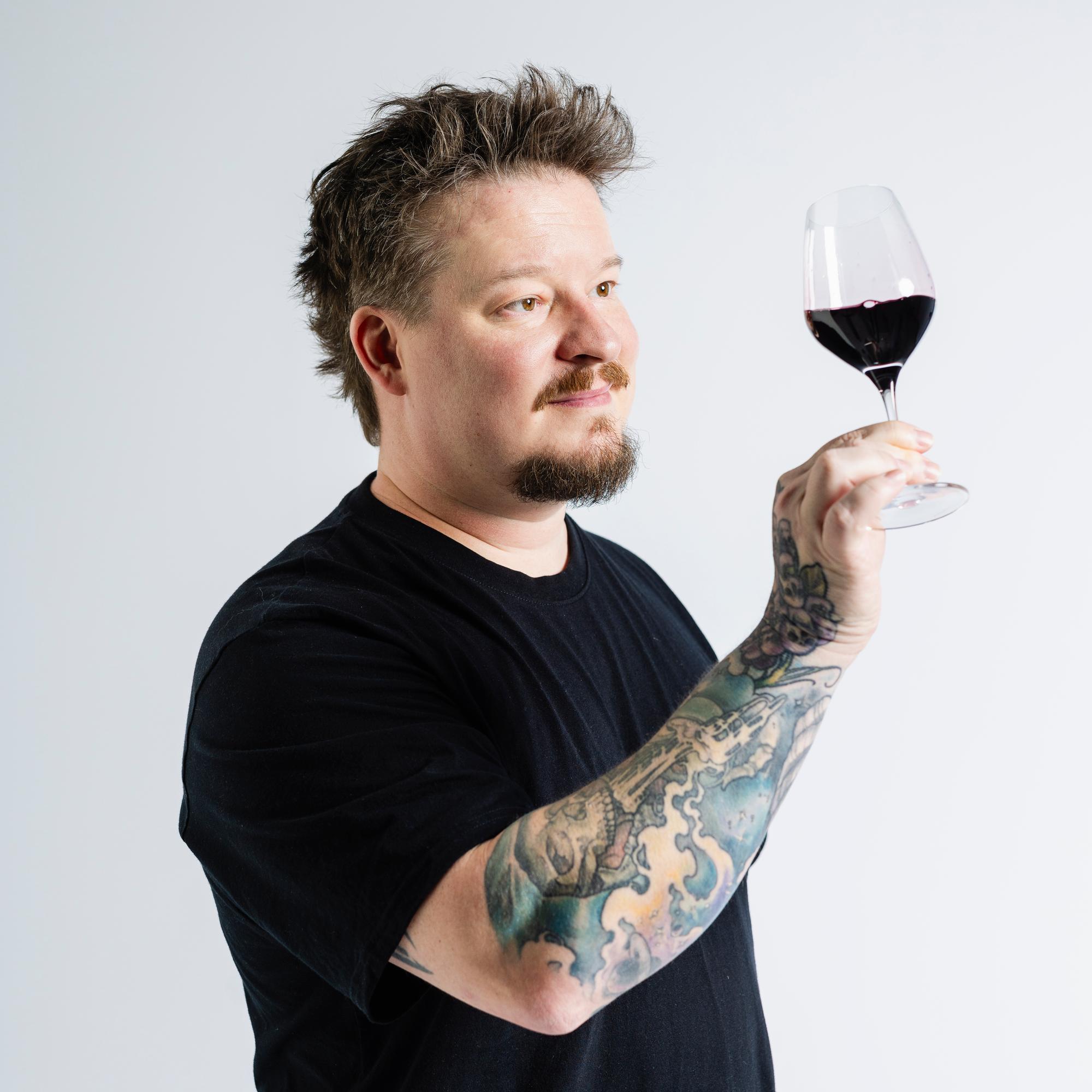 ”Dekantointi ei ole salatiedettä” – viiniasiantuntijan vinkeillä onnistut punaviinin ilmaamisessa