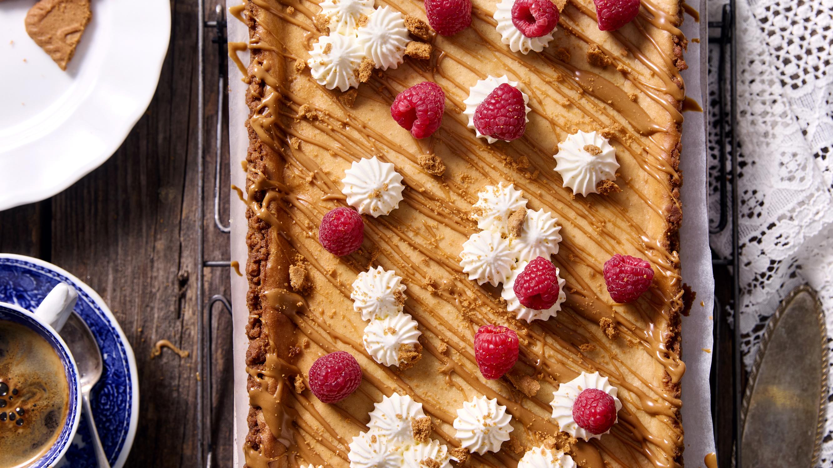 Biscoff-piirakka hellii herkkusuuta – rapea pohja saa vastustamattoman täytteen keksitahnasta ja tuorejuustosta