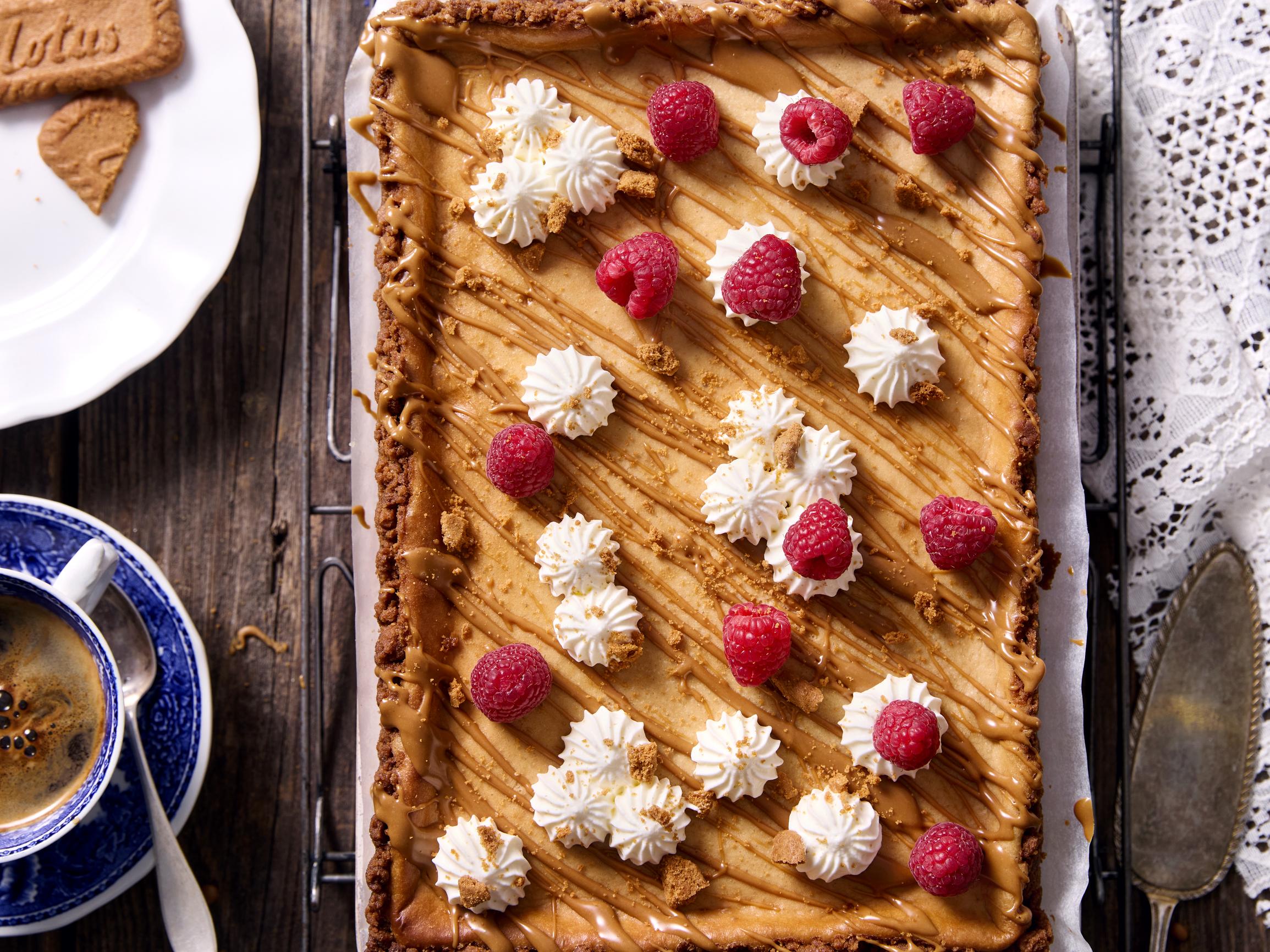 Biscoff-piirakka hellii herkkusuuta – rapea pohja saa vastustamattoman täytteen keksitahnasta ja tuorejuustosta