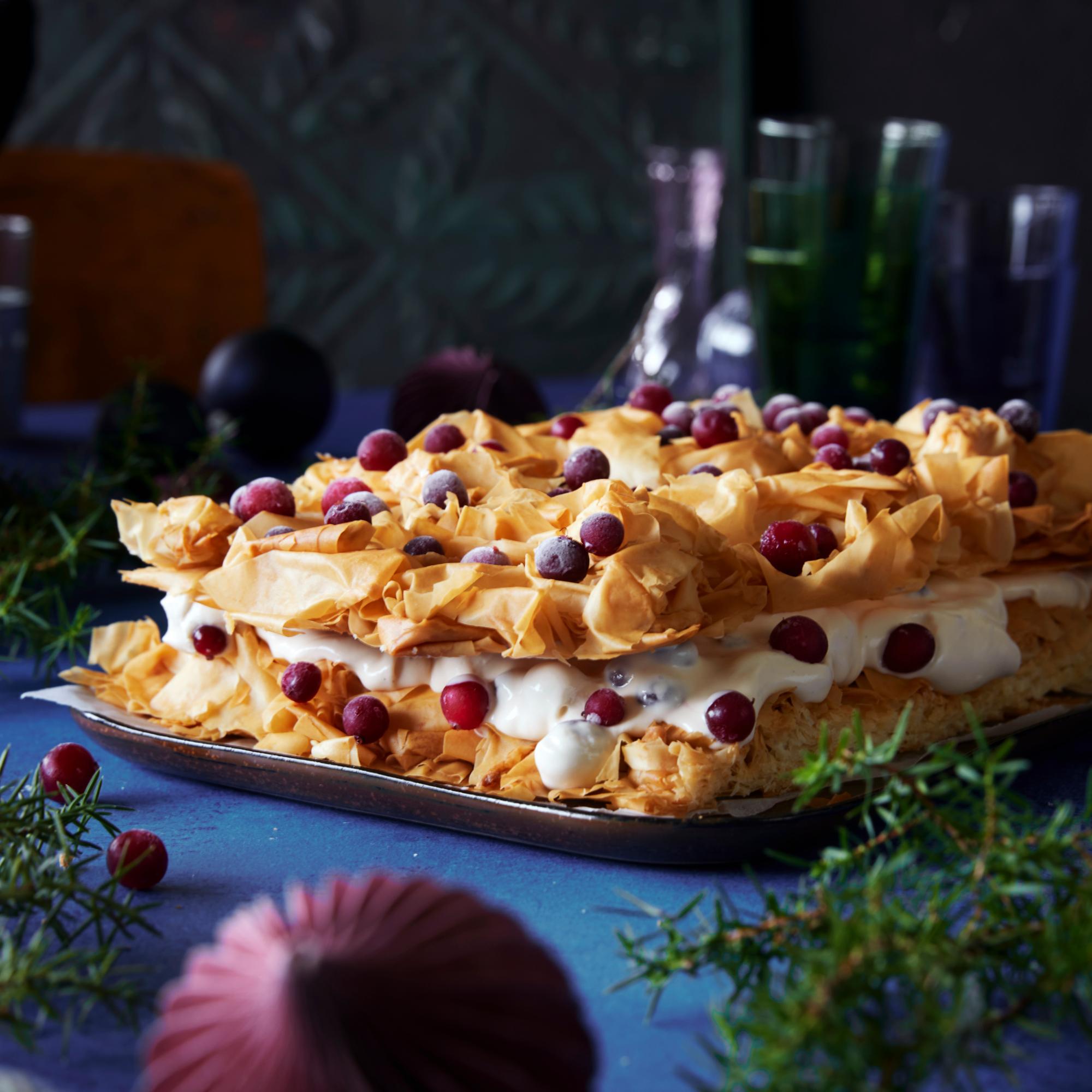 Karpalo-filokakku valmistetaan trendikkäästi filotaikinarullasta leikatuista suikaleista